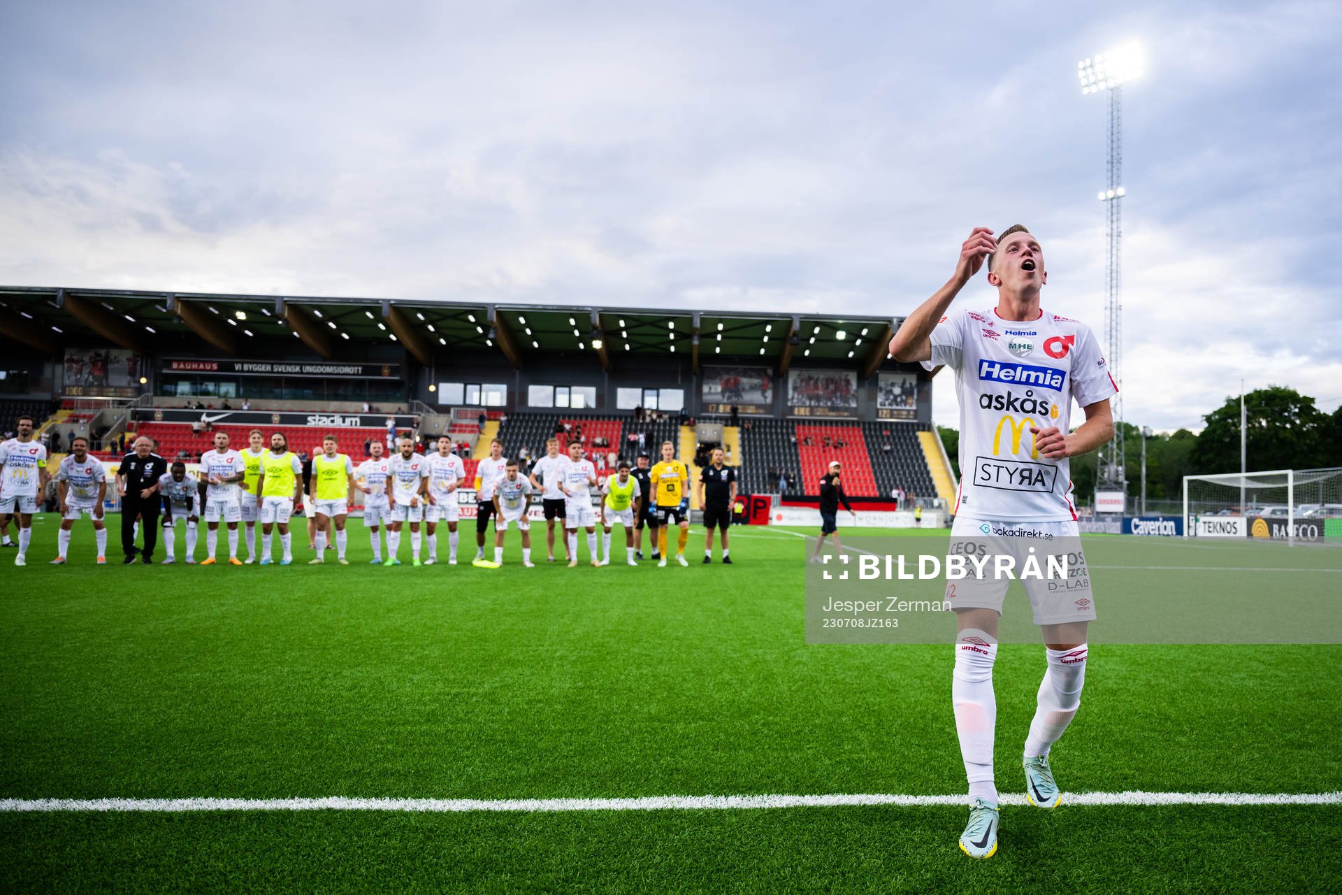 Degerfors Erik Lindell jublar efter fotbollsmatchen i Allsvenskan mellan Brommapojkarna och Degerfors den 8 juli 2023 i Stockholm. 