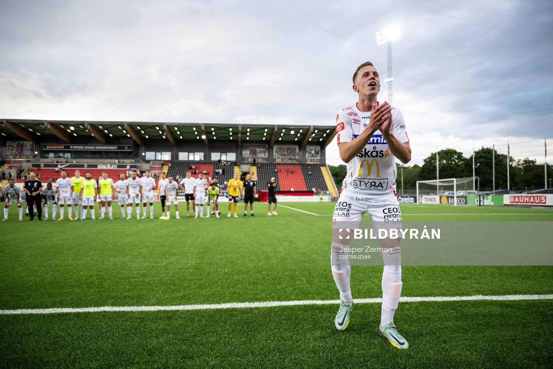 Degerfors Erik Lindell jublar efter fotbollsmatchen i Allsvenskan mellan Brommapojkarna och Degerfors den 8 juli 2023 i Stockholm. 