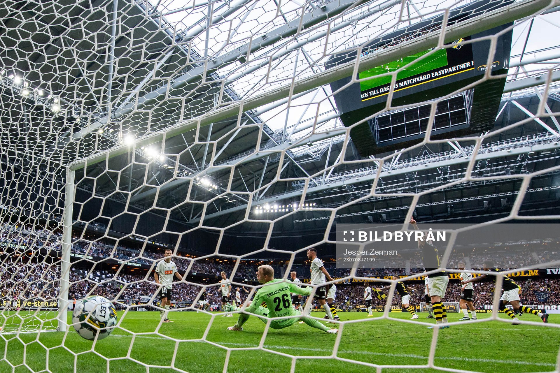 Häckens målvakt Peter Abrahamsson släpper in 1-0 av AIKs