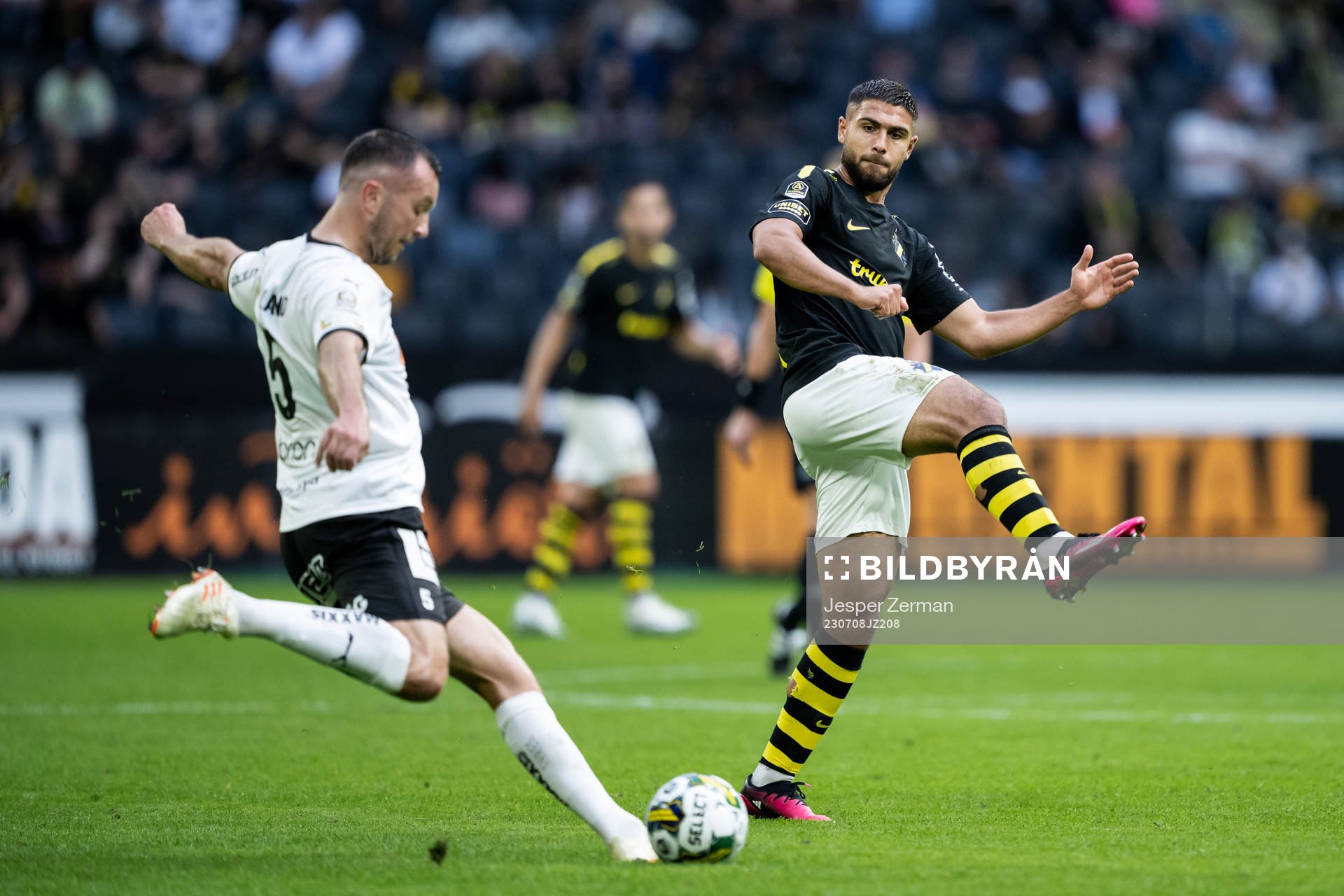 Häckens Even Hovland och AIKs Omar Faraj