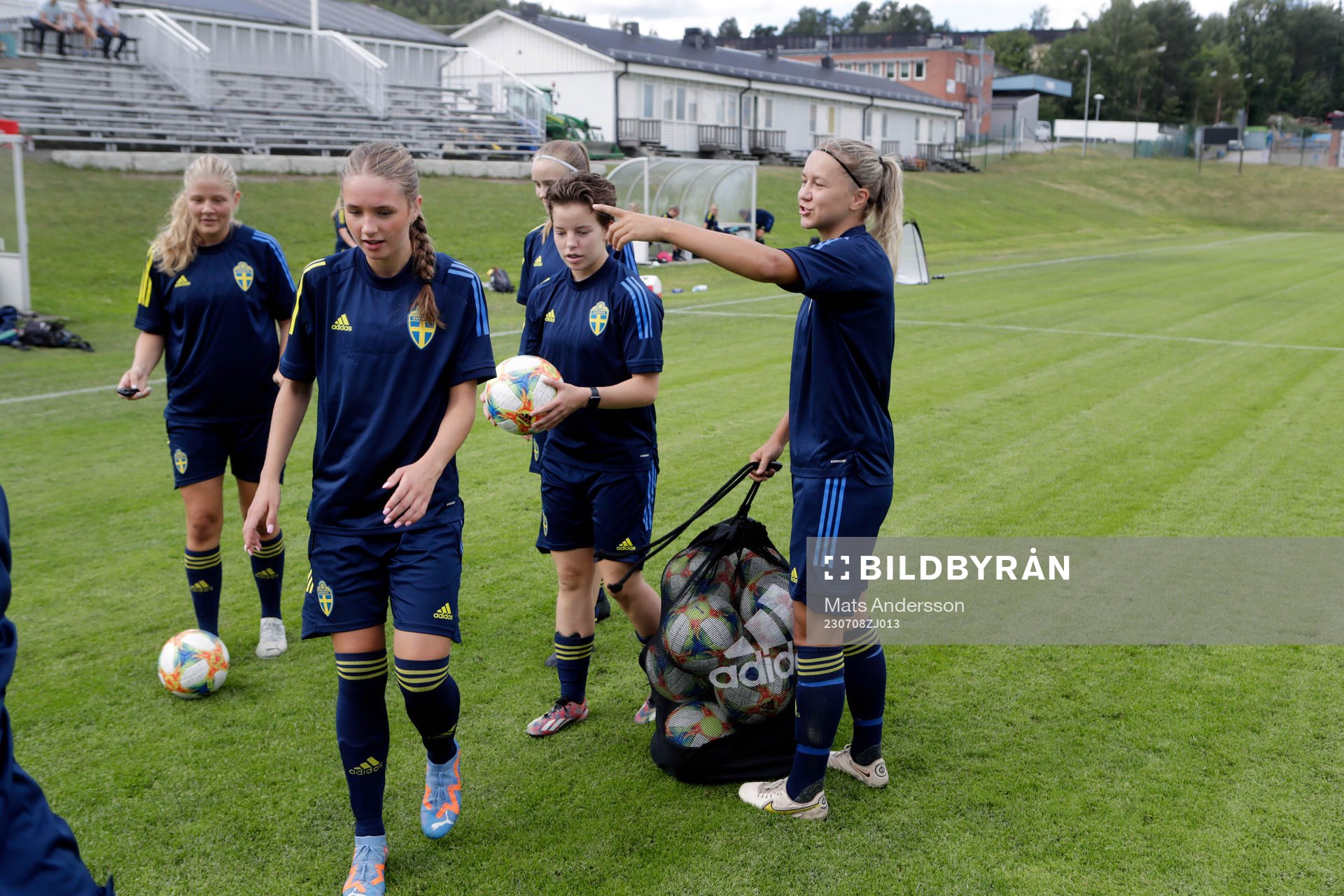 Carmen Cernhjul, Isabelle Goldman och Alice Broman under en träning med Sveriges u16 landslag den 8 juli 2023 i Sundsvall. 