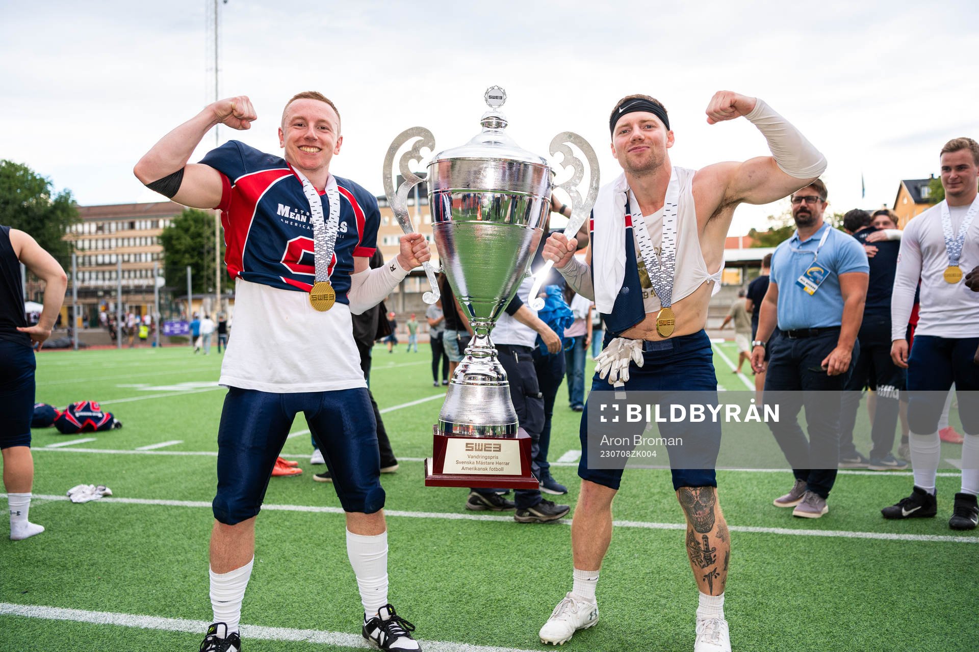 Stockholm Mean Machines Marcus Jonsson och Carl Henriksson jublar efter SM-finalen i Amerikansk Fotboll mellan Stockholm Mean Machines och Tyresö Royal Crowns den 8 juli 2023 i Stockholm.