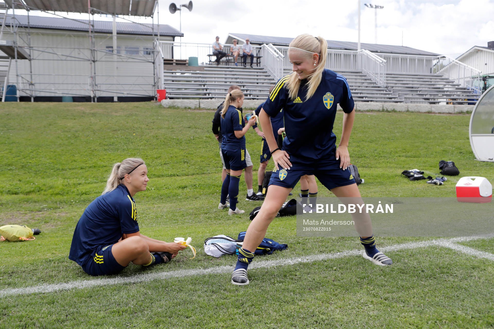 Alice Broman och Tilda Hellén under en träning med Sveriges u16 landslag den 8 juli 2023 i Sundsvall. 