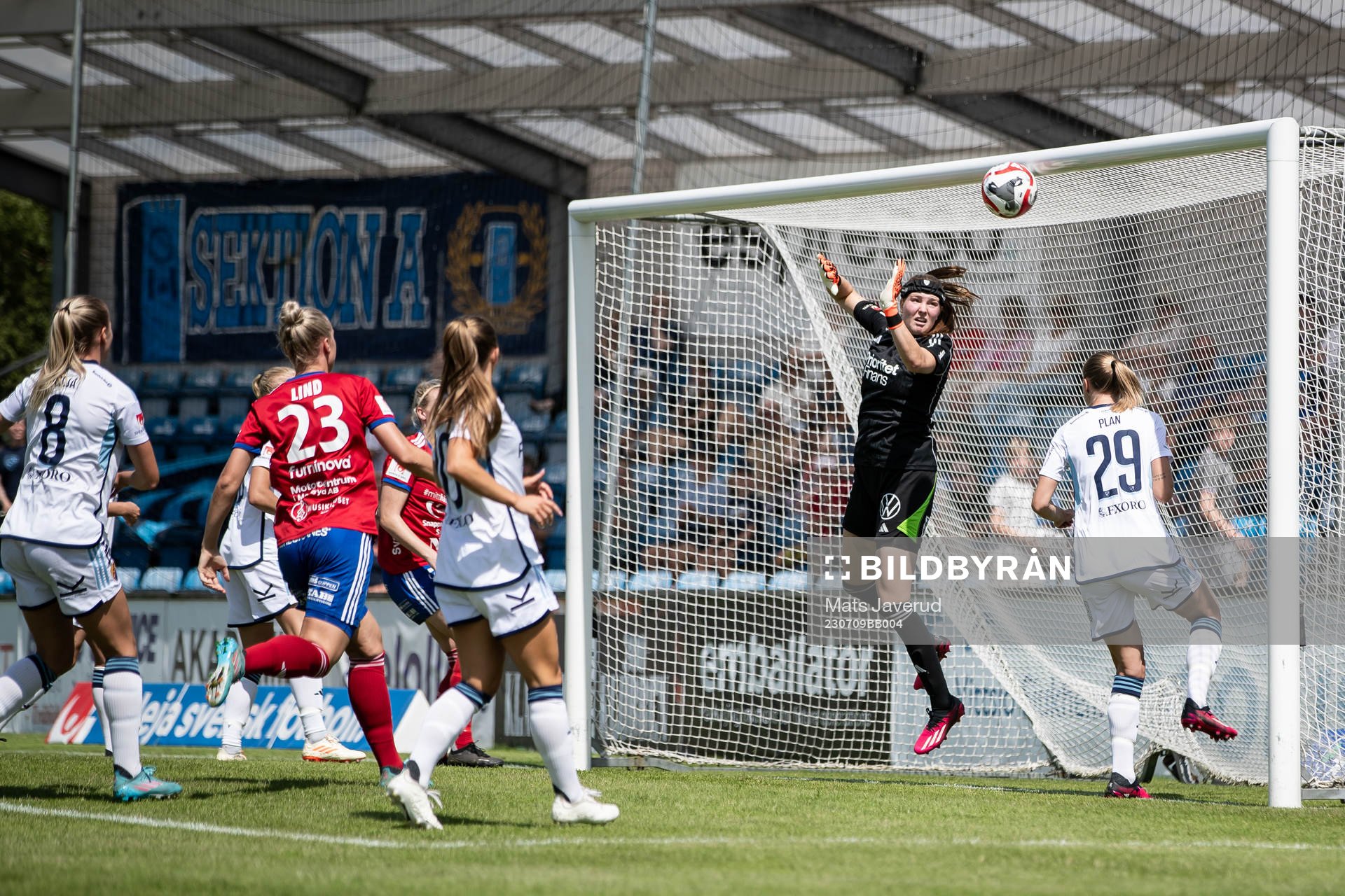 Djurgårdens målvakt Elvira Björklund släpper in 1-0 ac