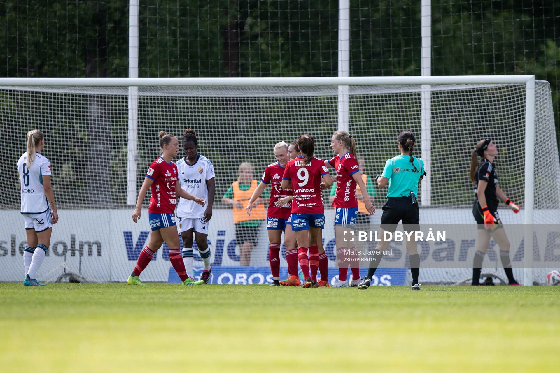 Vittsjös Sarah Stratigakis jublar med lagkamrater