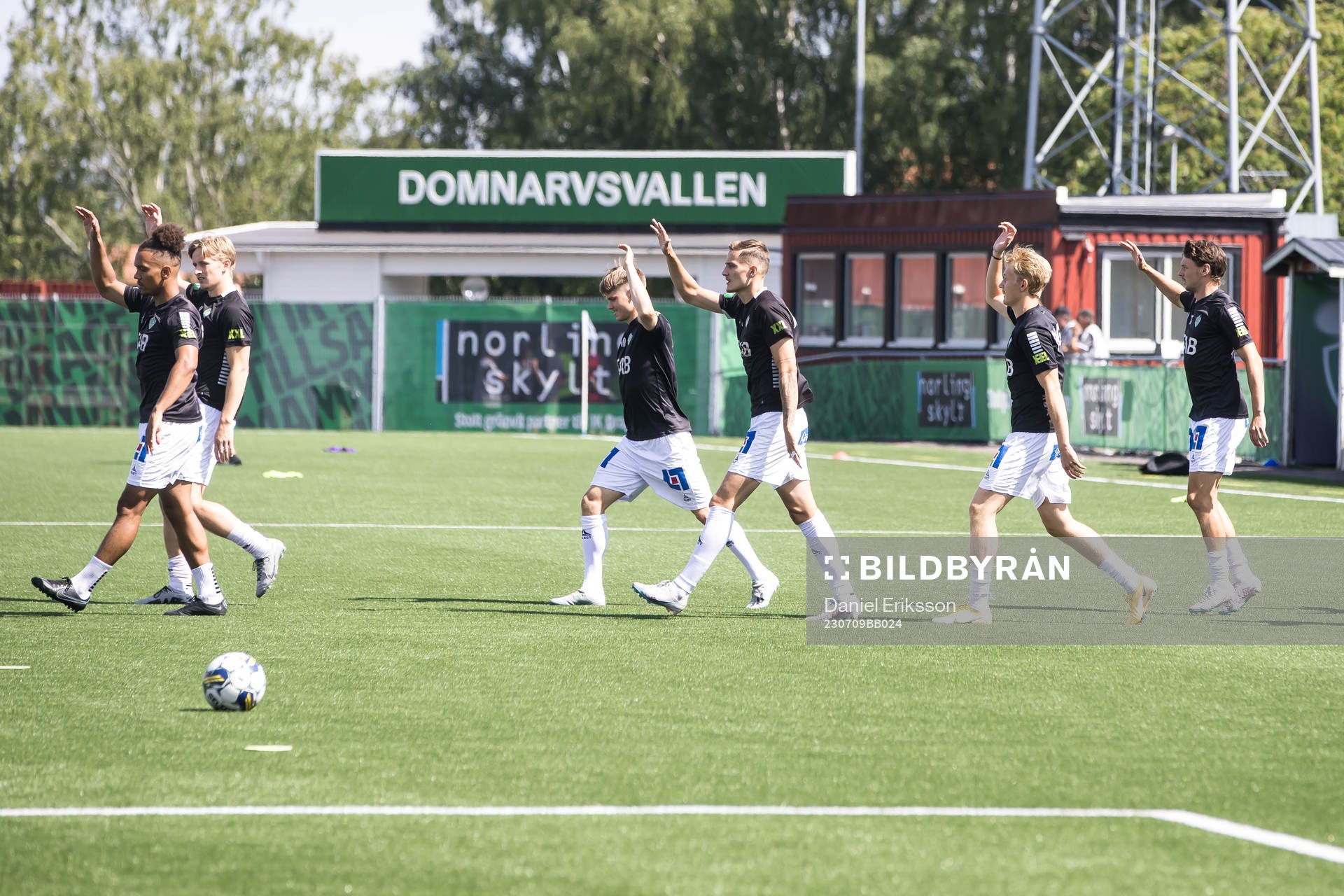 Brages spelarna värmer upp innan fotbollsmatchen i