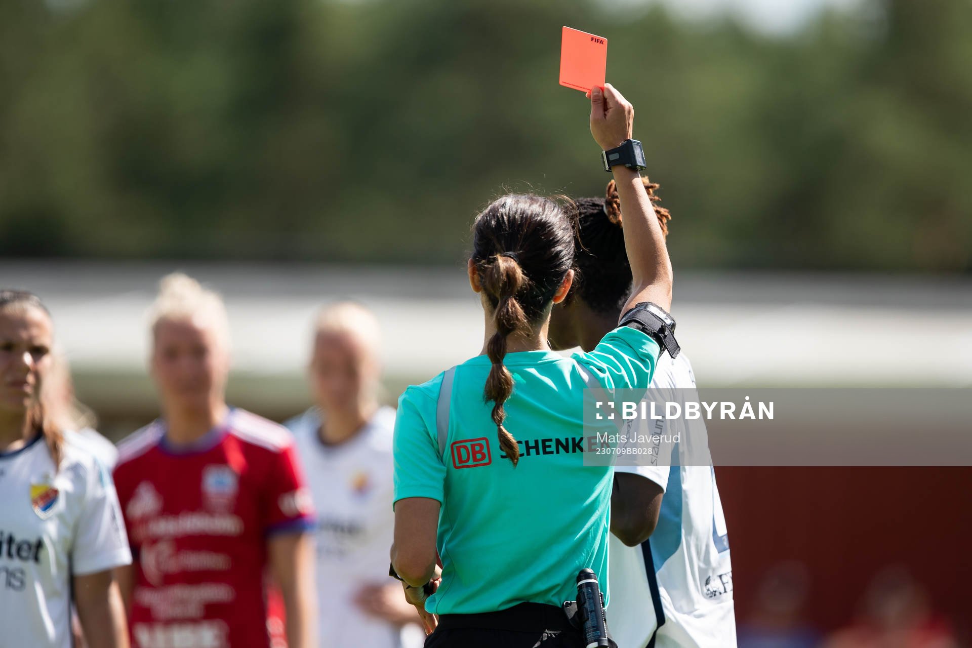 Djurgårdens Portia Boakye får ett rött kort