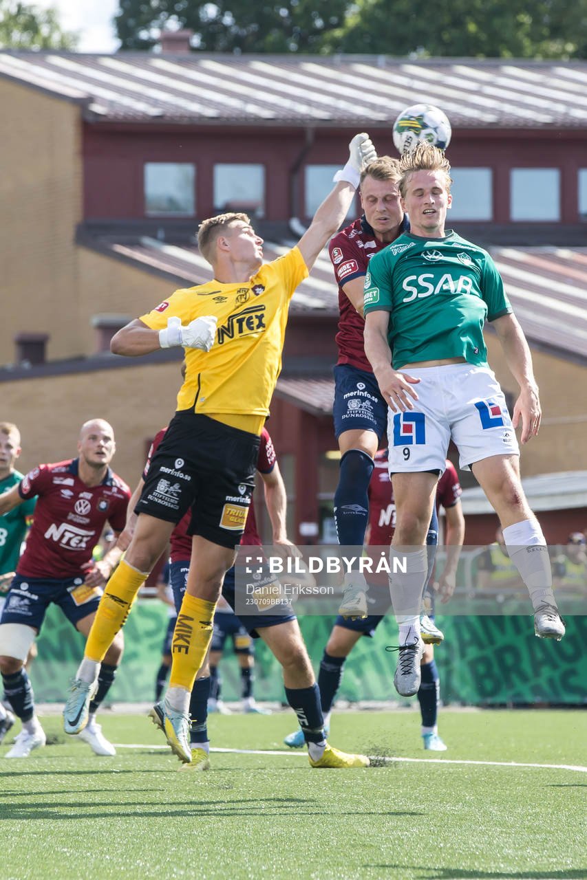 Örgrytes målvakt Mathias Nilsson och Örgrytes Marcus