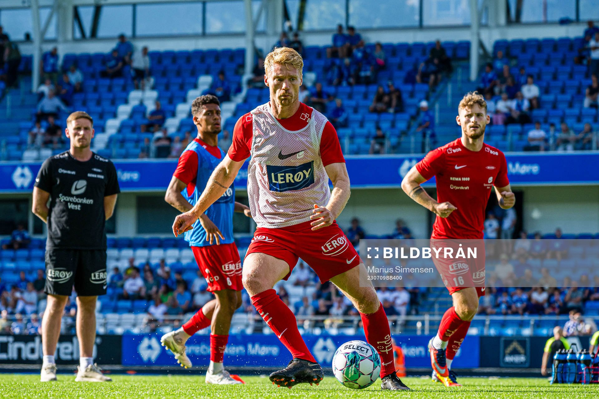 Sivert Heltne Nilsen of Brann warms up