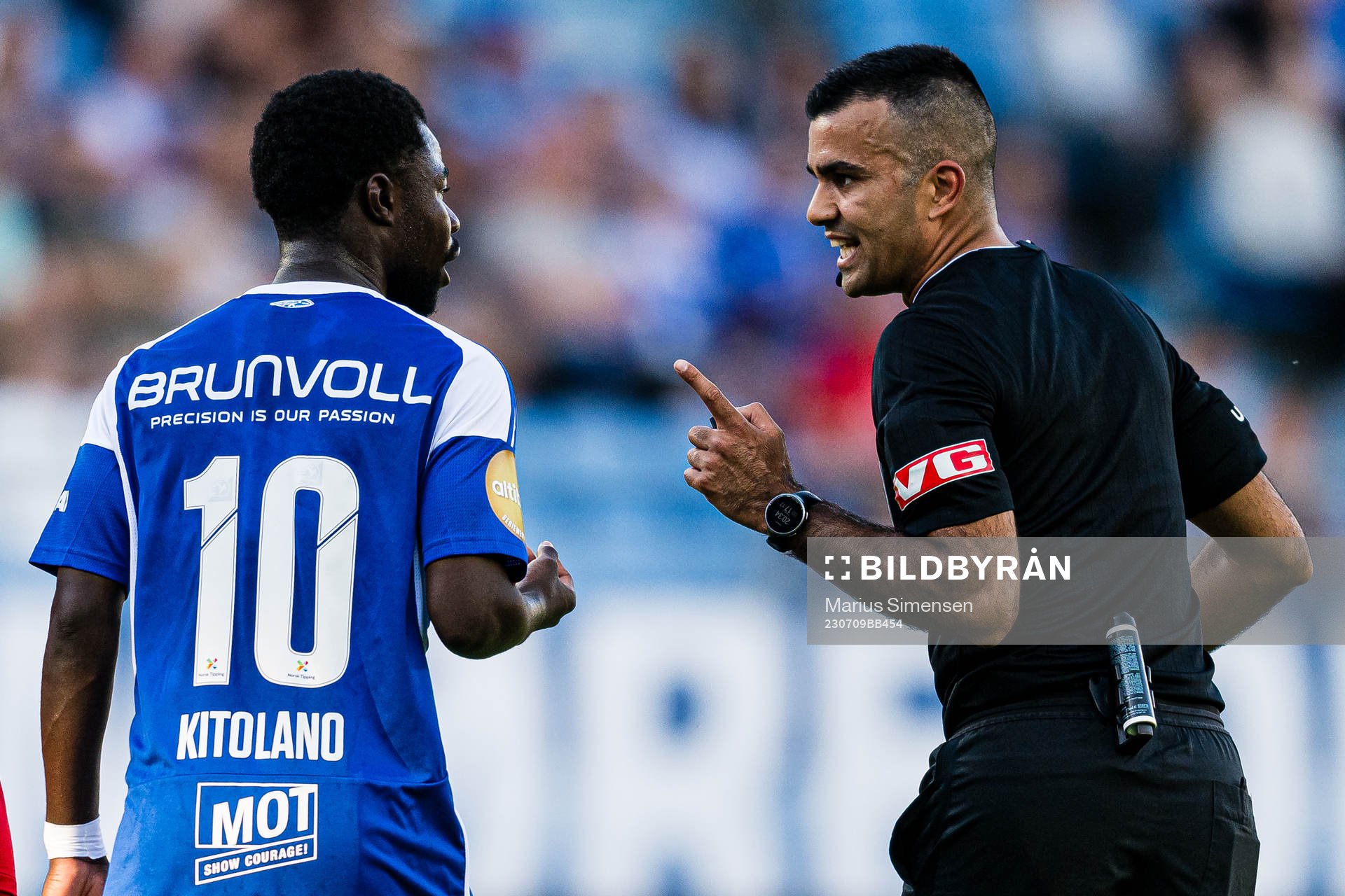 Eric Kitolano of Molde and Rohit Saggi, referee