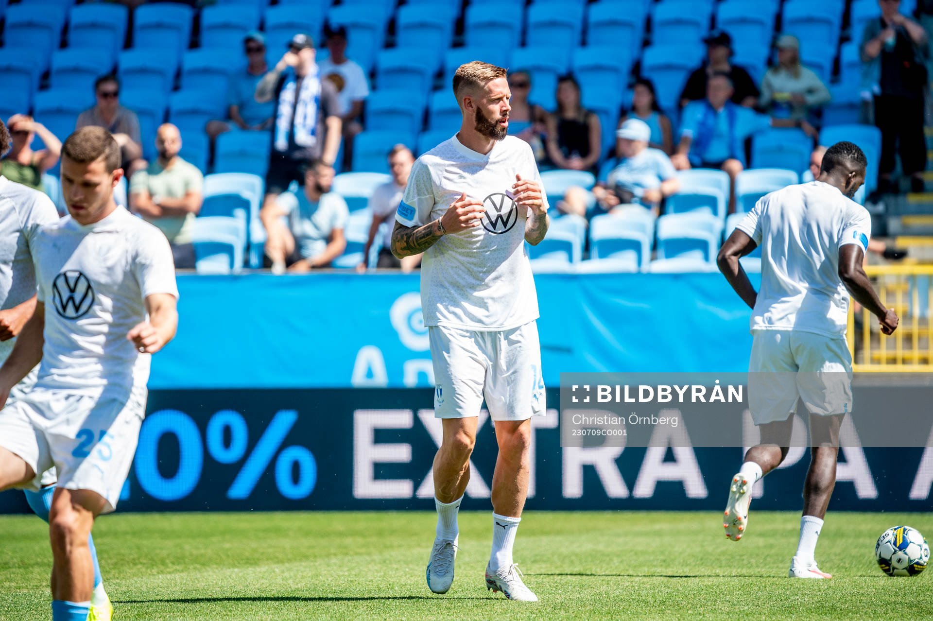 Malmö FFs Pontus Jansson värmer upp innan fotbollsmatchen