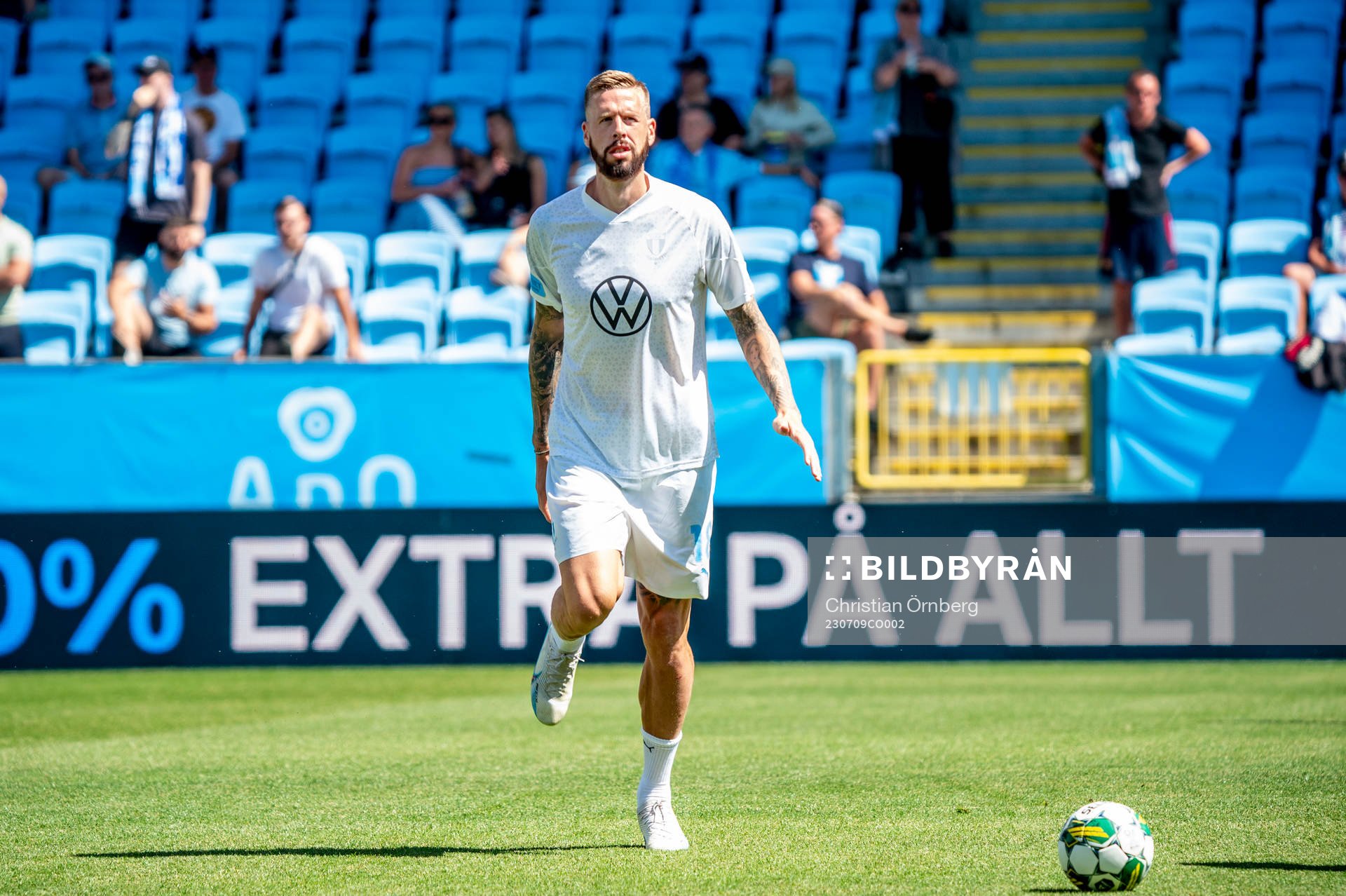 Malmö FFs Pontus Jansson värmer upp innan fotbollsmatchen