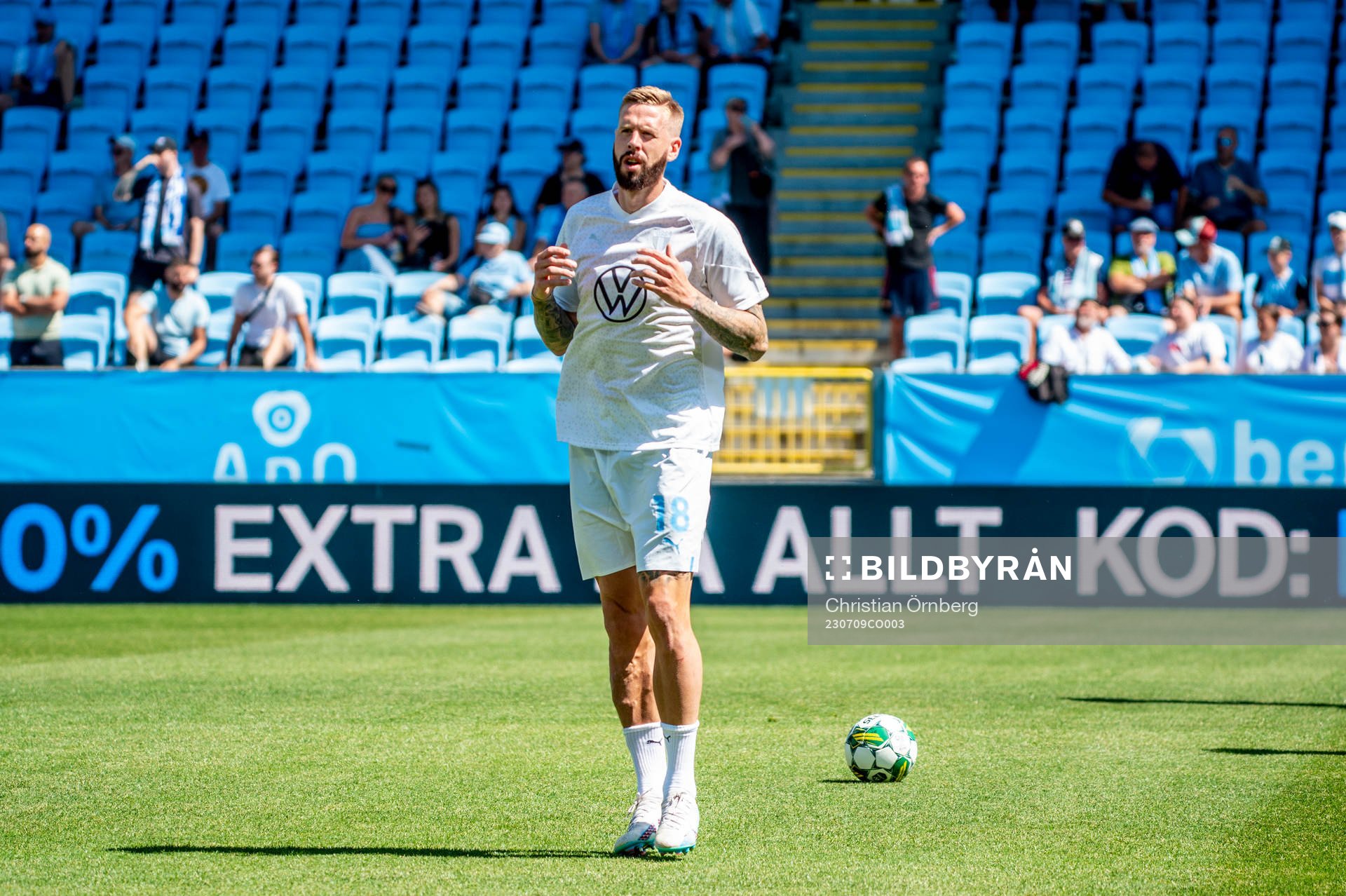 Malmö FFs Pontus Jansson värmer upp innan fotbollsmatchen