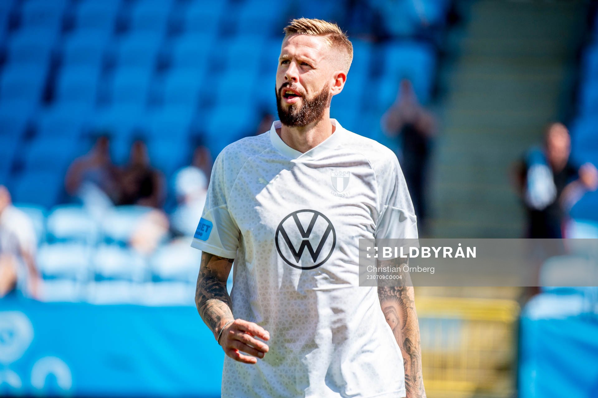 Malmö FFs Pontus Jansson värmer upp innan fotbollsmatchen