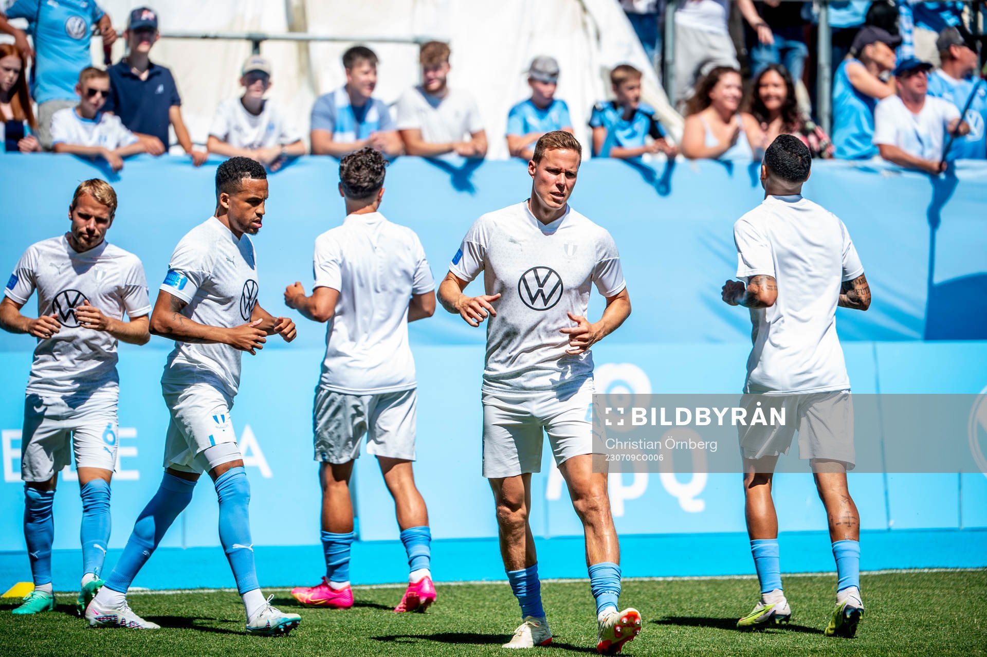 Malmö FFs Niklas Moisander värmer upp med lagkamraterna