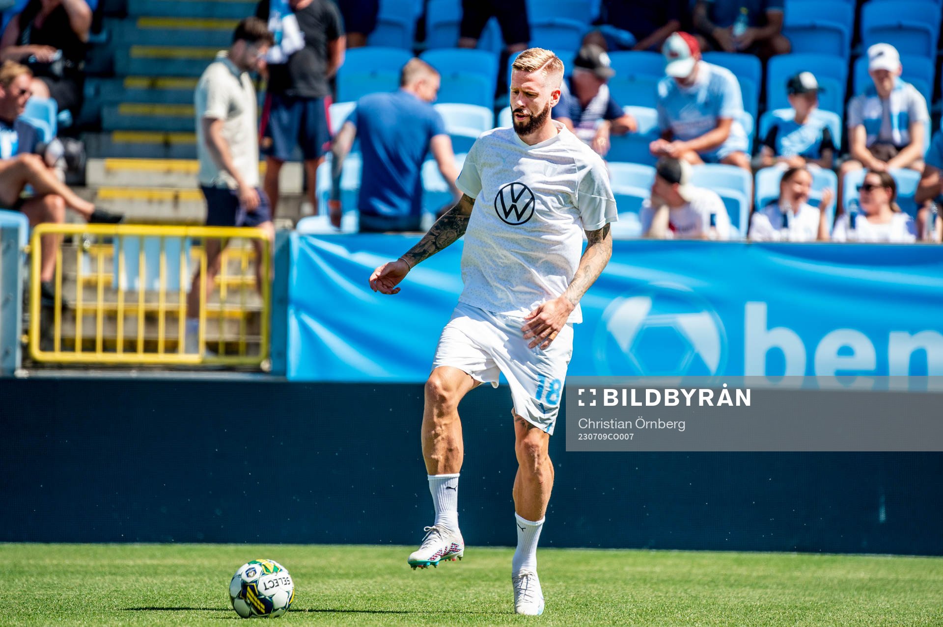 Malmö FFs Pontus Jansson värmer upp innan fotbollsmatchen