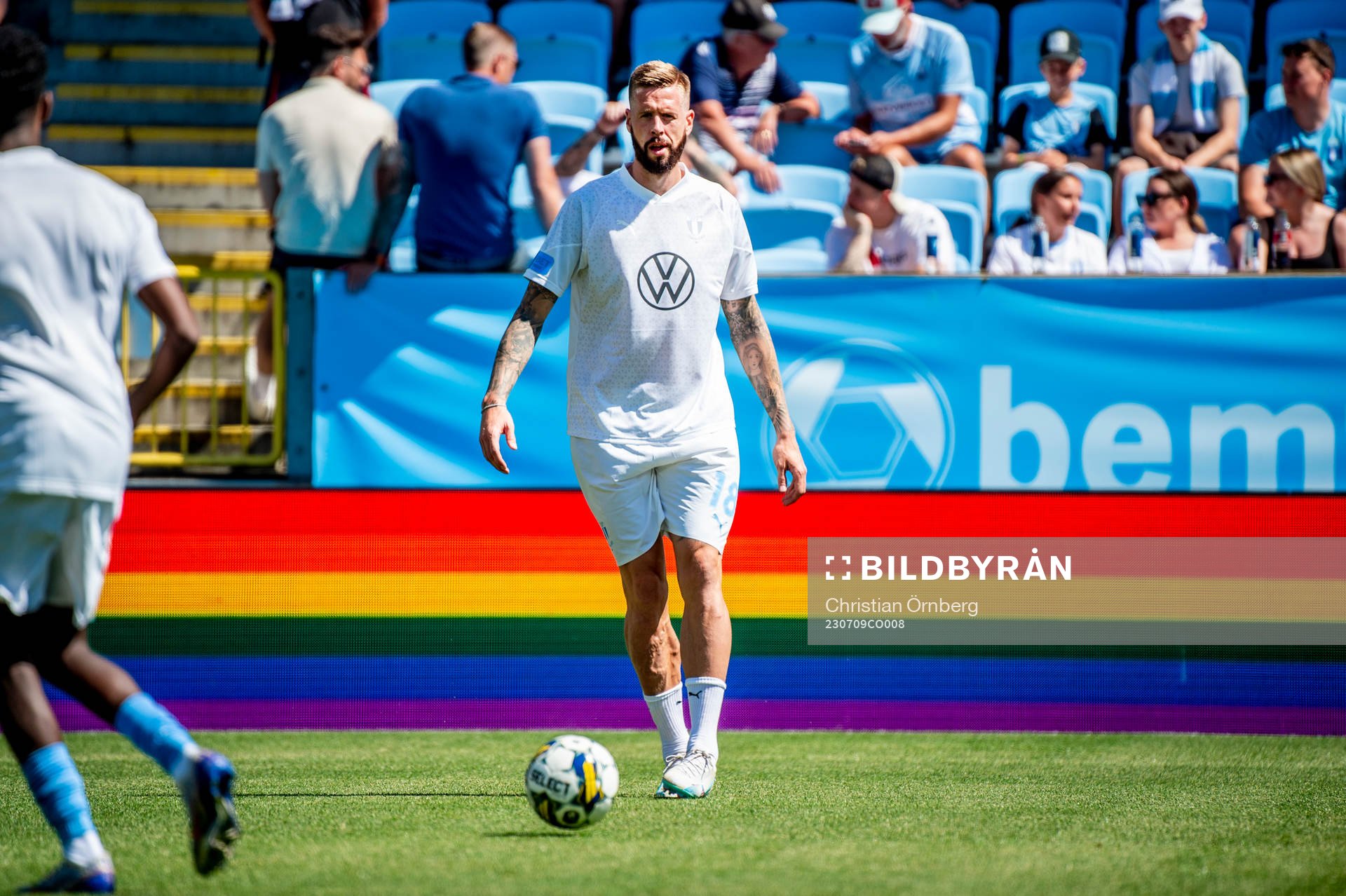 Malmö FFs Pontus Jansson värmer upp innan fotbollsmatchen