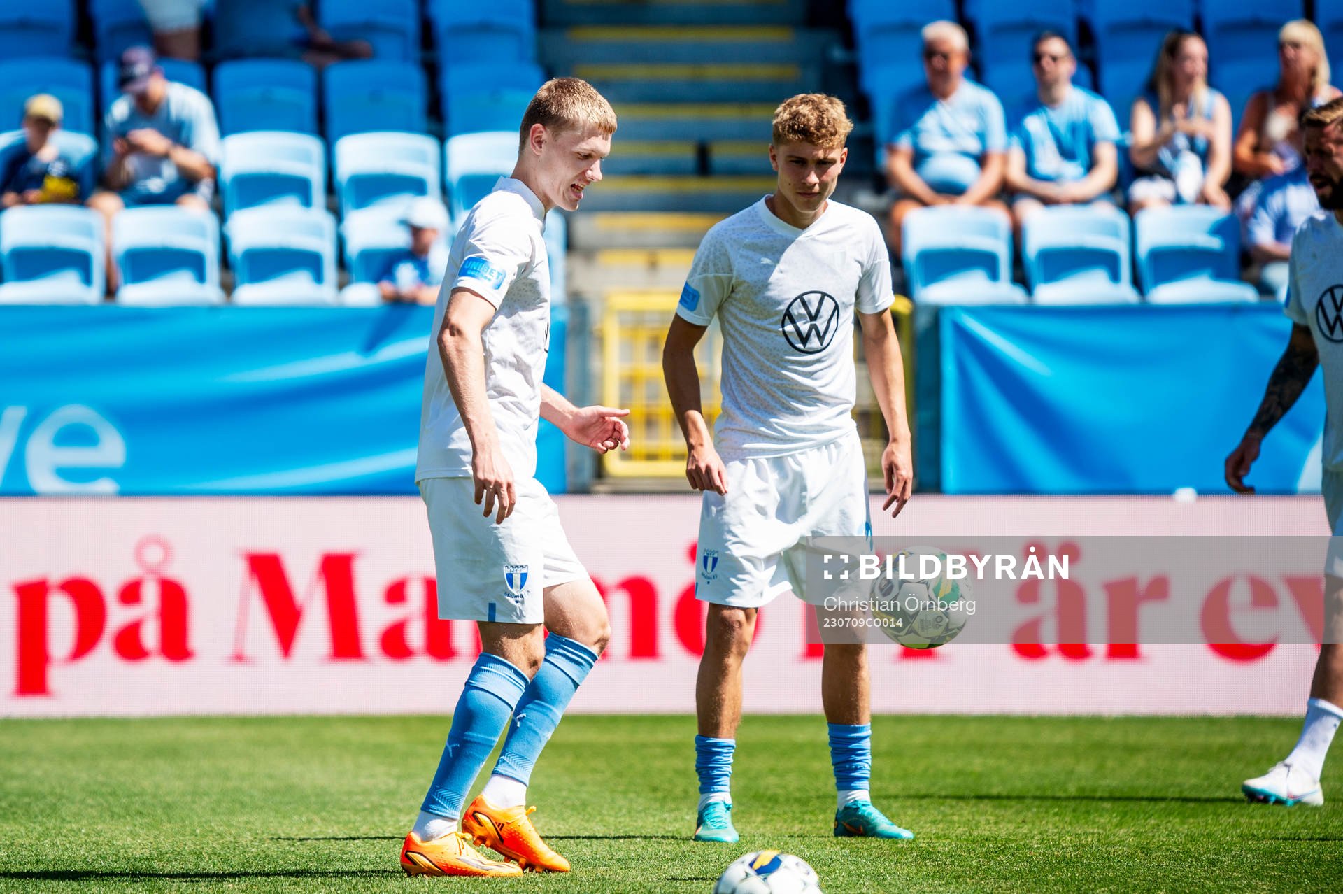 Malmö FFs Sebastian Jörgensen värmer upp innan