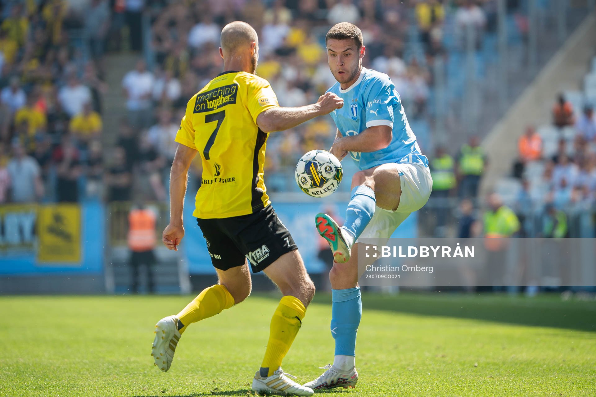 Mjällbys Viktor Gustafson och Malmö FFs Gabriel Busanello