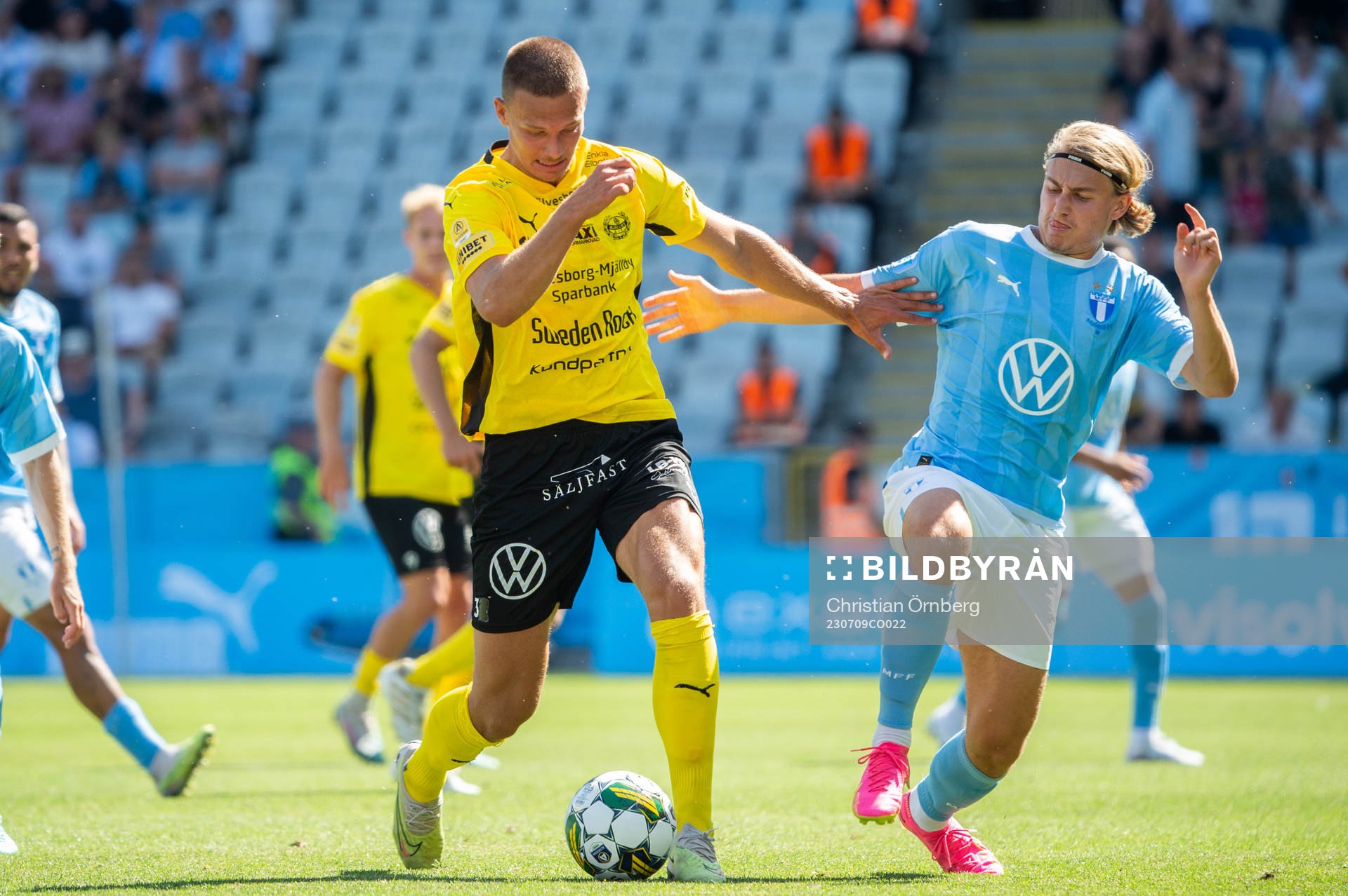 Mjällbys Arvid Brorsson och Malmö FFs Sebastian Nanasi