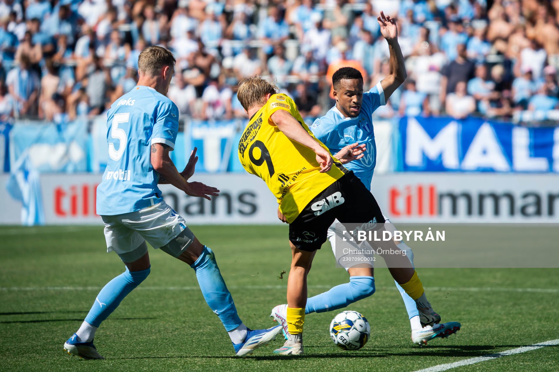 Malmö FFs Søren Rieks och Martin Olsson mot Mjällbys Max