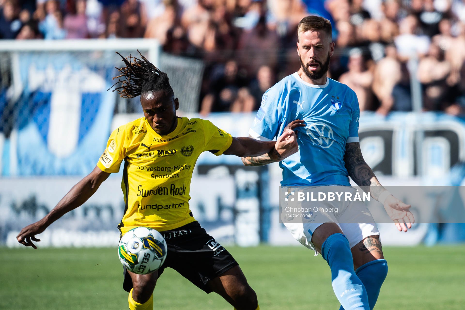 Mjällbys Mamudu Moro och Malmö FFs Pontus Jansson