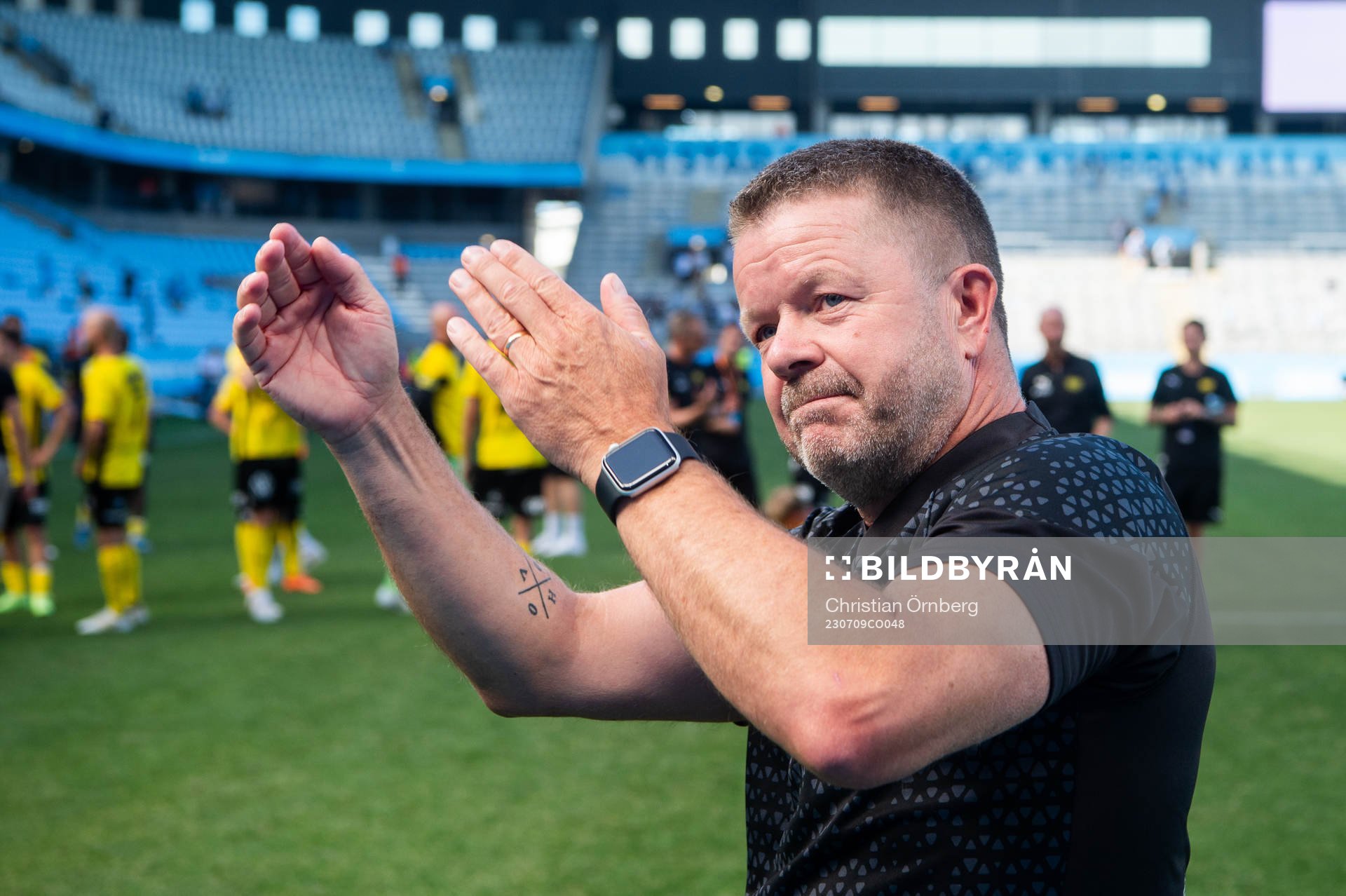 Mjällbys tränare Anders Torstensson jublar efter fotbollsmatchen i Allsvenskan mellan Malmö FF och Mjällby den 9 juli 2023 i Malmö. 