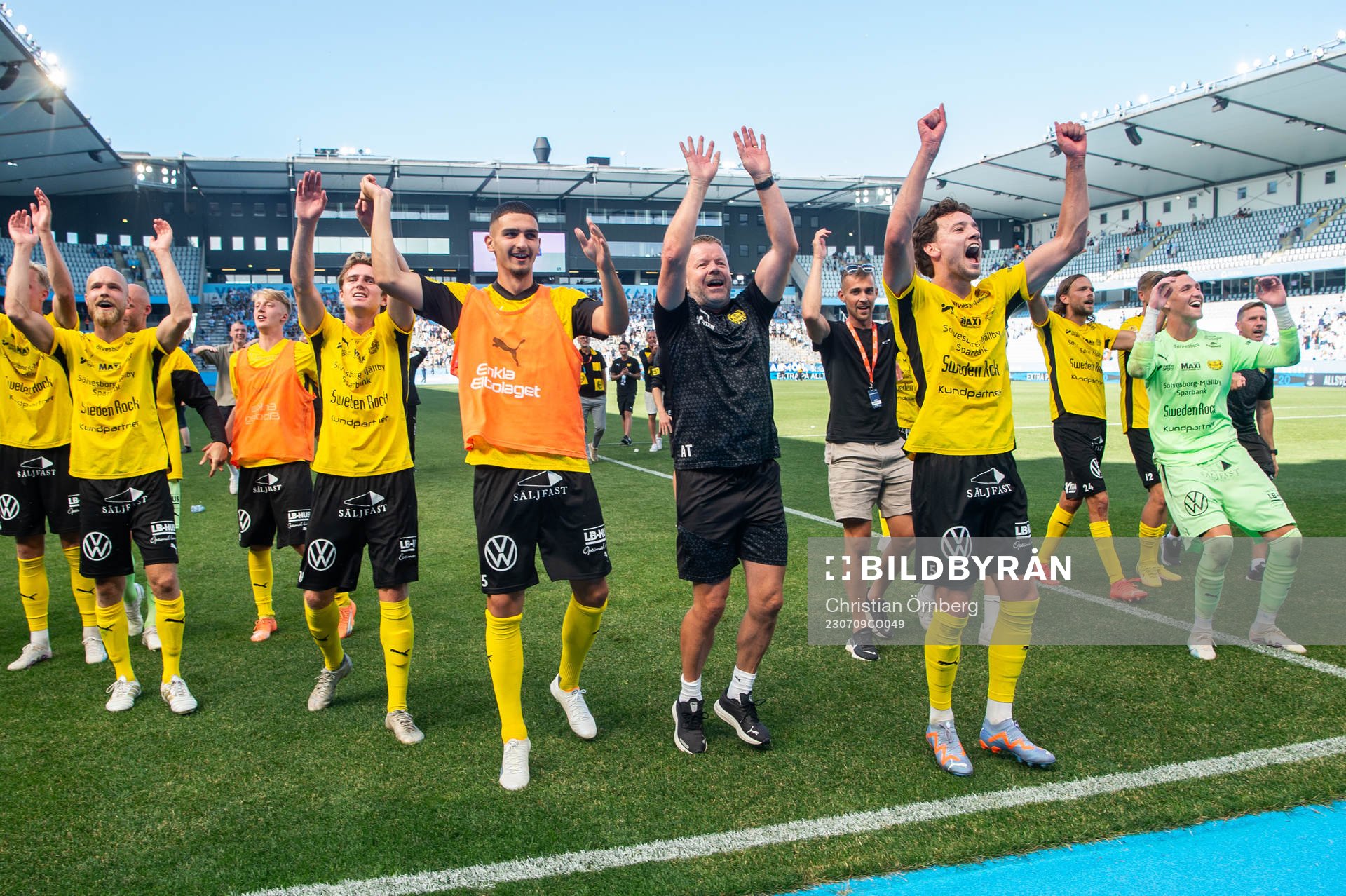 Mjällbys spelare jublar efter fotbollsmatchen i Allsvenskan mellan Malmö FF och Mjällby den 9 juli 2023 i Malmö. 