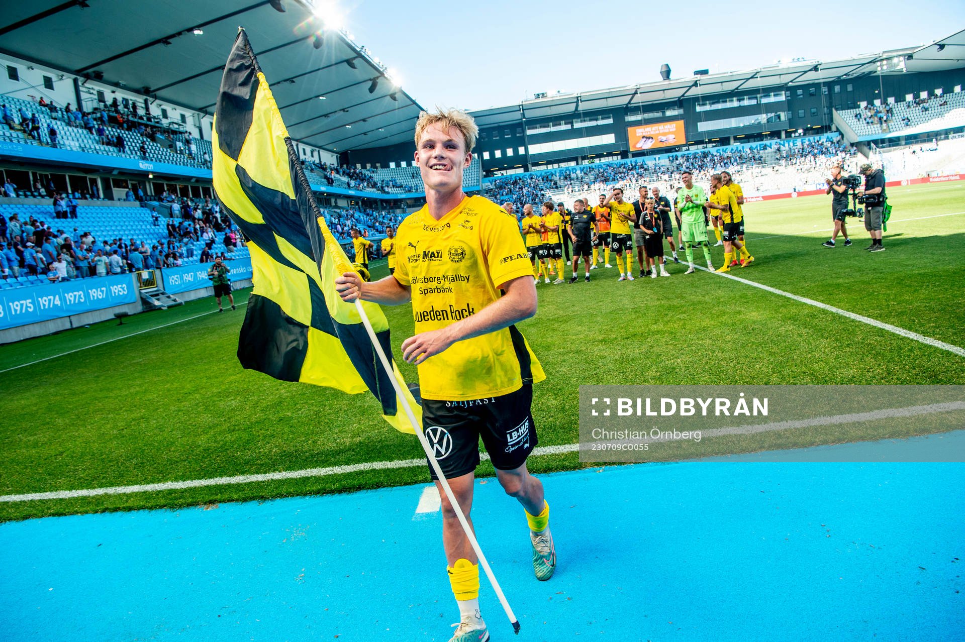 Mjällbys Max Fenger jublar med lagkamraterna