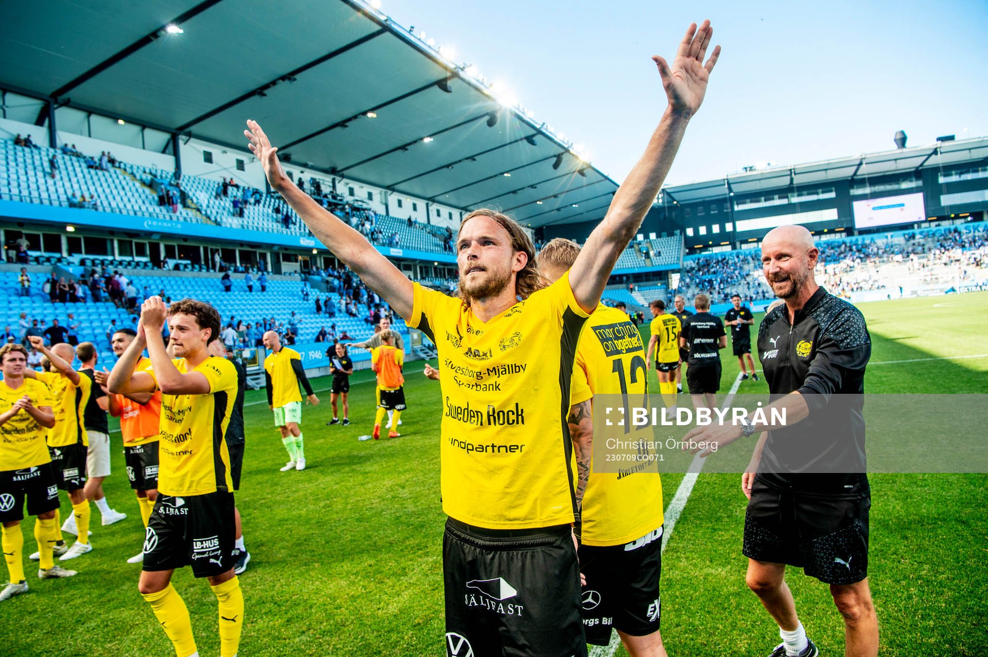 Mjällbys Herman Johansson jublar efter fotbollsmatchen i Allsvenskan mellan Malmö FF och Mjällby den 9 juli 2023 i Malmö. 