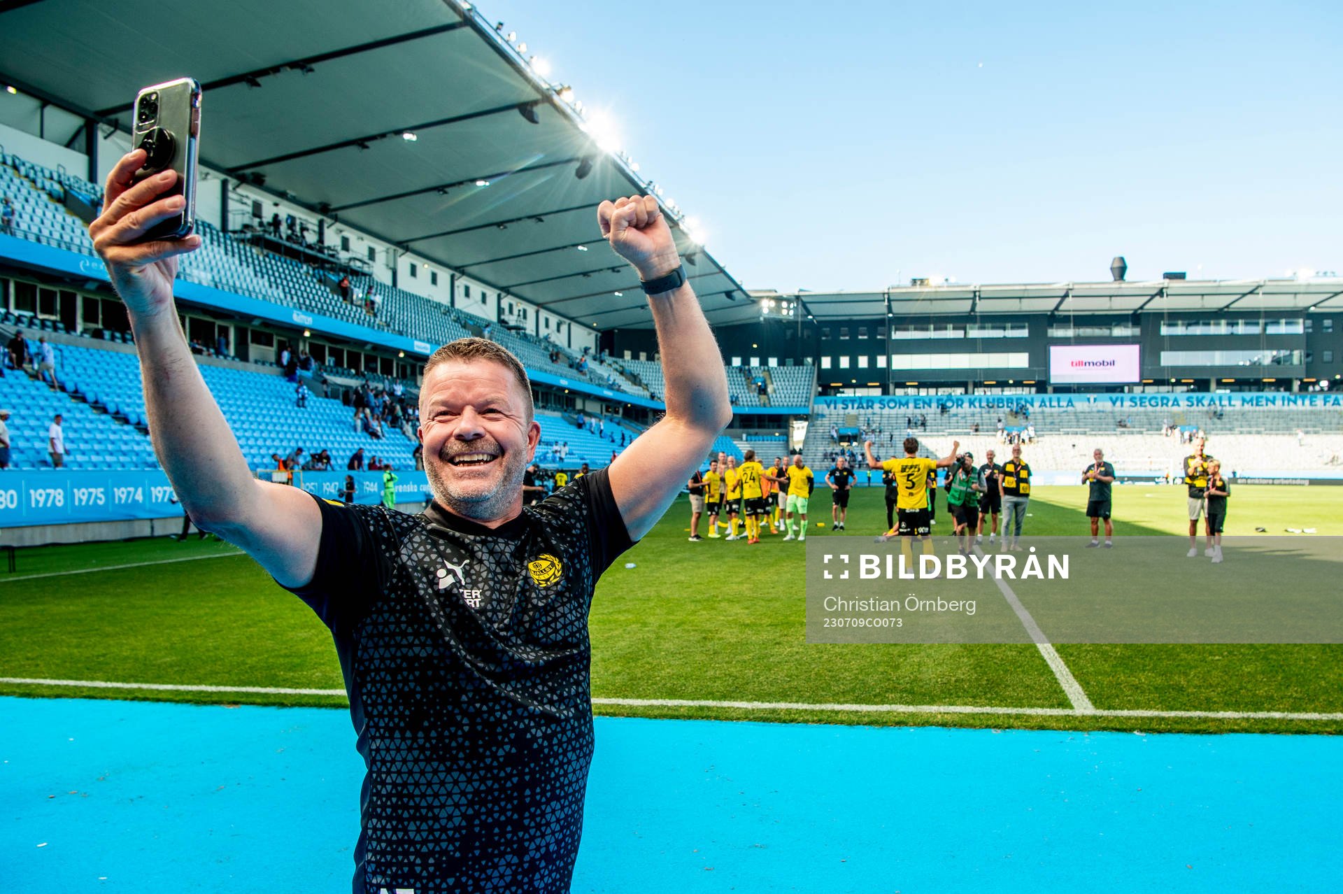 Mjällbys tränare Anders Torstensson jublar