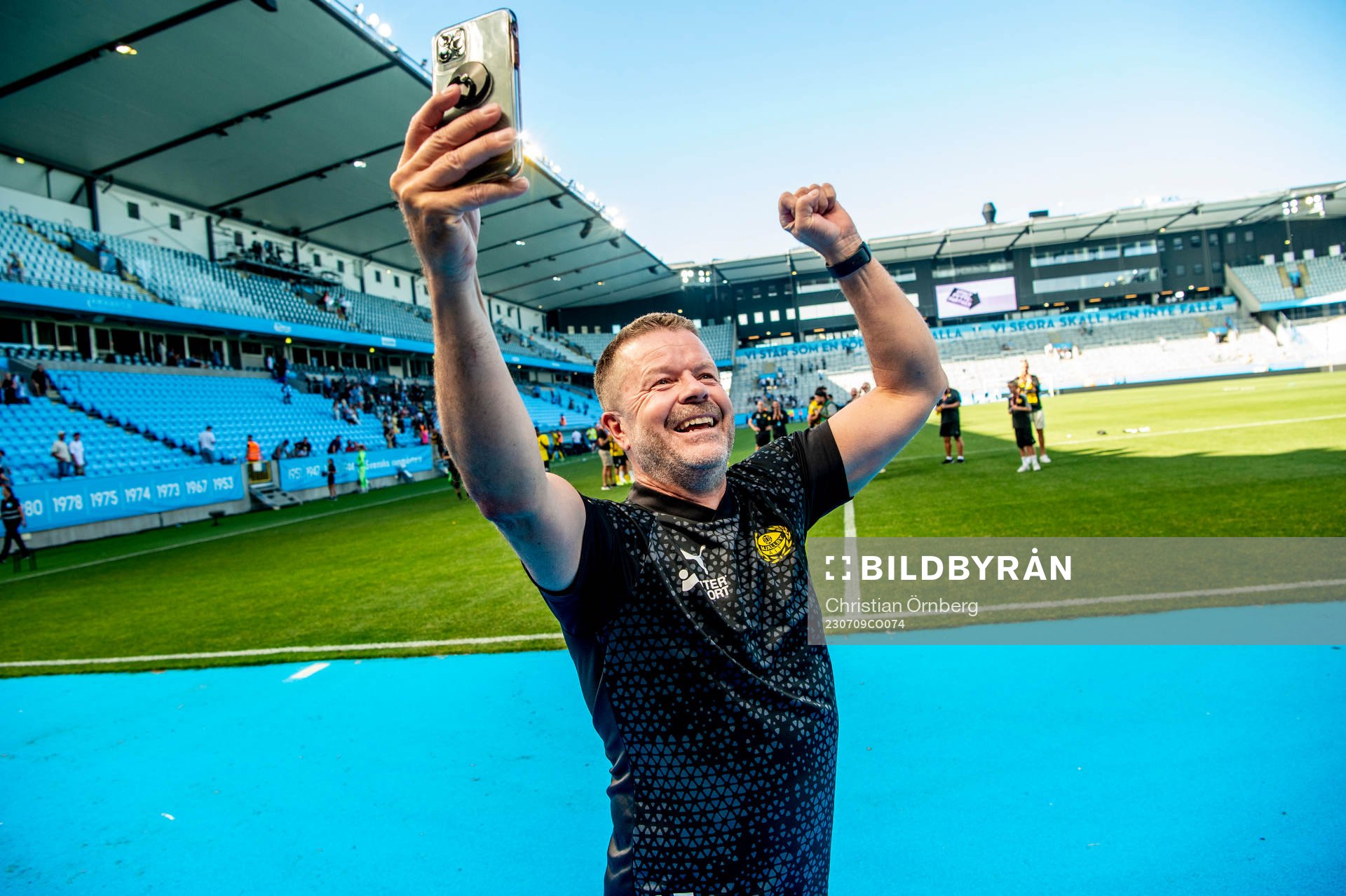 Mjällbys tränare Anders Torstensson jublar