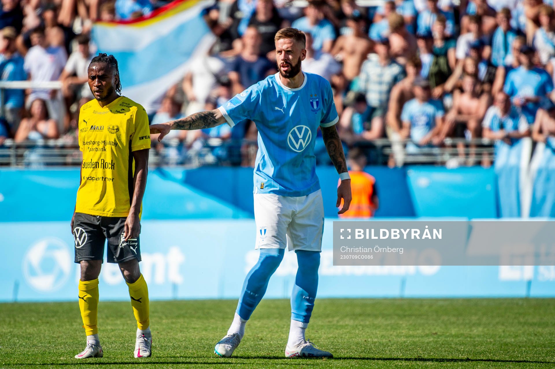 Mjällbys Mamudu Moro mot Malmö FFs Pontus Jansson