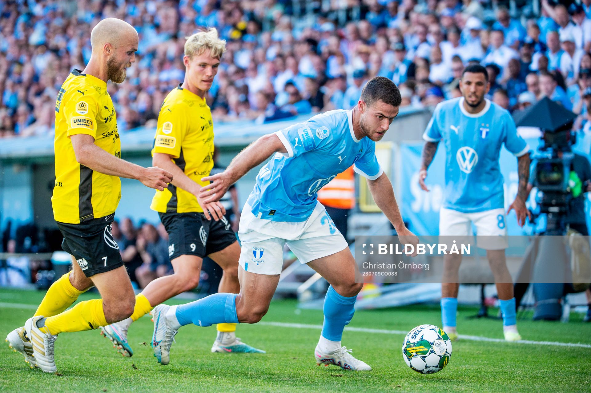 Malmö FFs Gabriel Busanello mot Mjällbys Viktor Gustafson