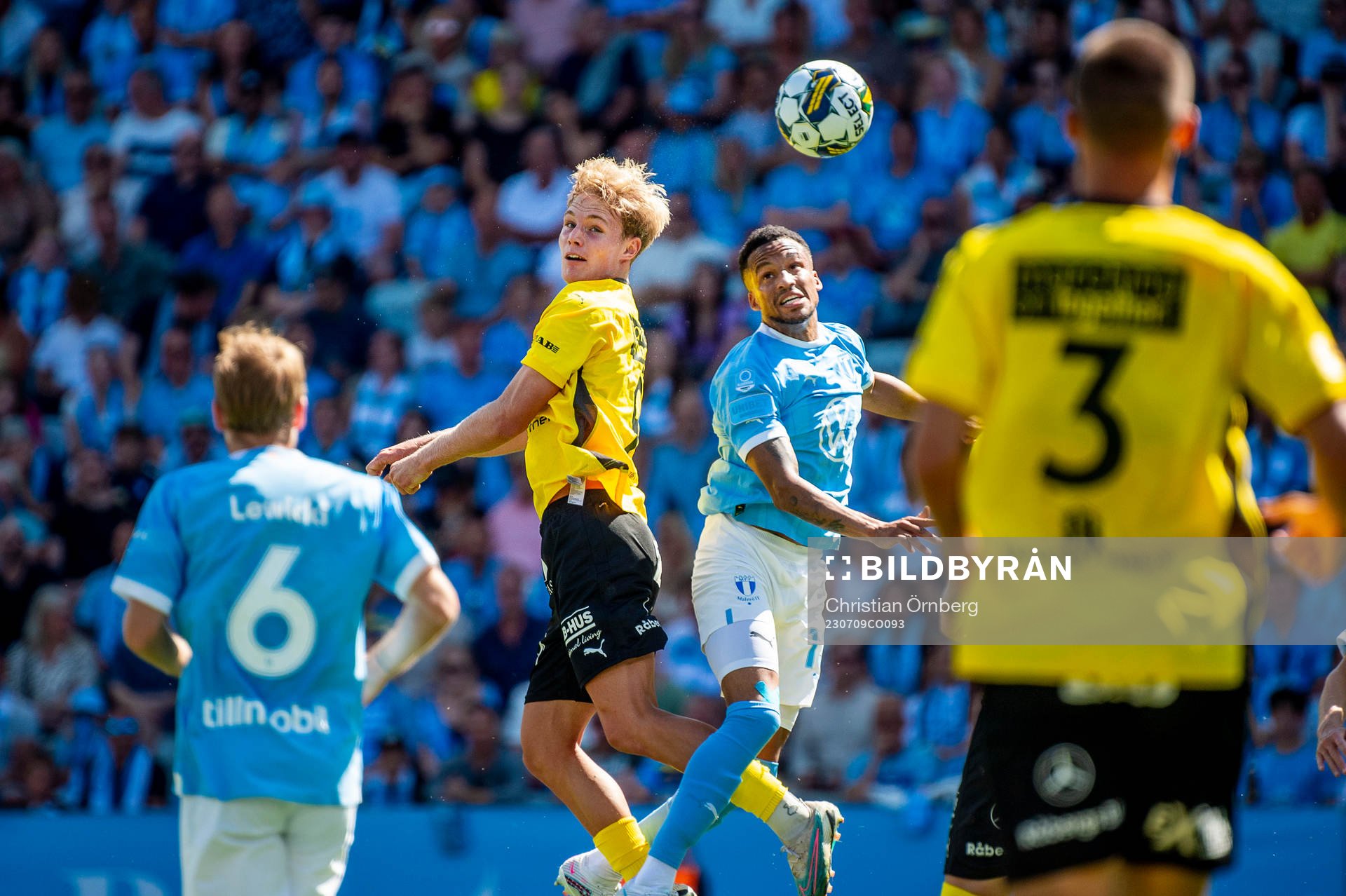 Mjällbys Max Fenger mot Malmö FFs Martin Olsson