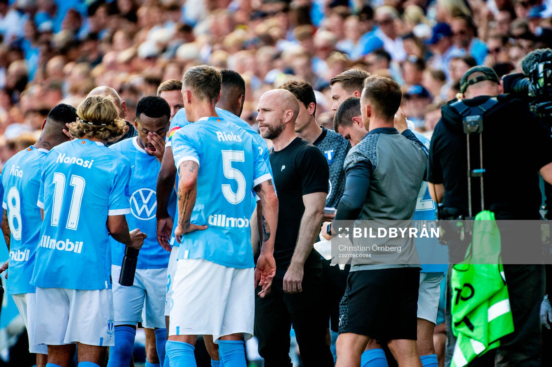 Malmö FFs tränare Henrik Rydström med spelarna under en vätskepaus under fotbollsmatchen i Allsvenskan mellan Malmö FF och Mjällby den 9 juli 2023 i Malmö.