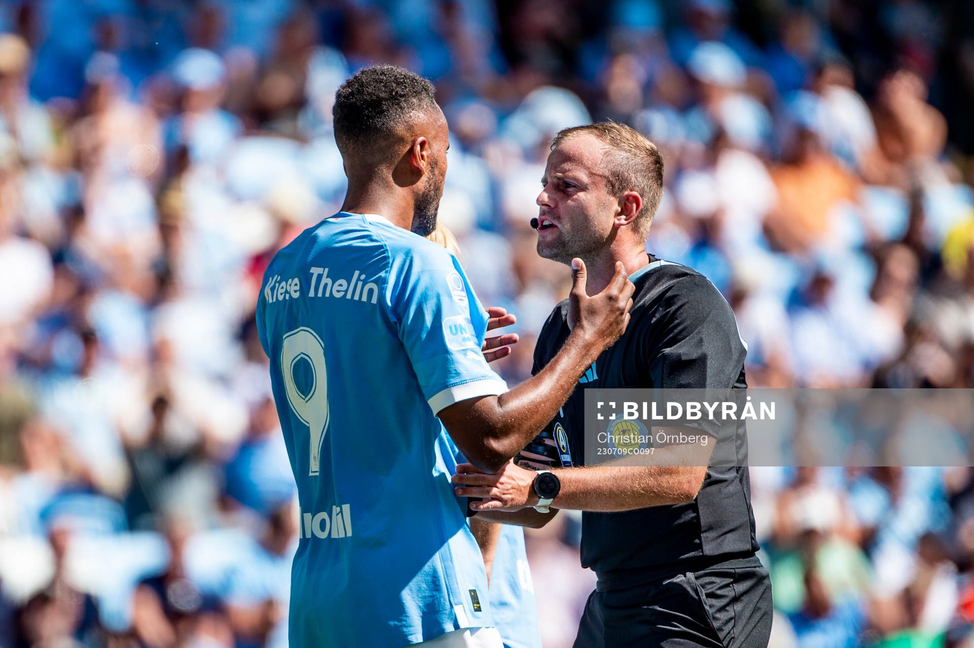 Malmö FFs Isaac Kiese Thelin och domare Richard Sundell under fotbollsmatchen i Allsvenskan mellan Malmö FF och Mjällby den 9 juli 2023 i Malmö. 