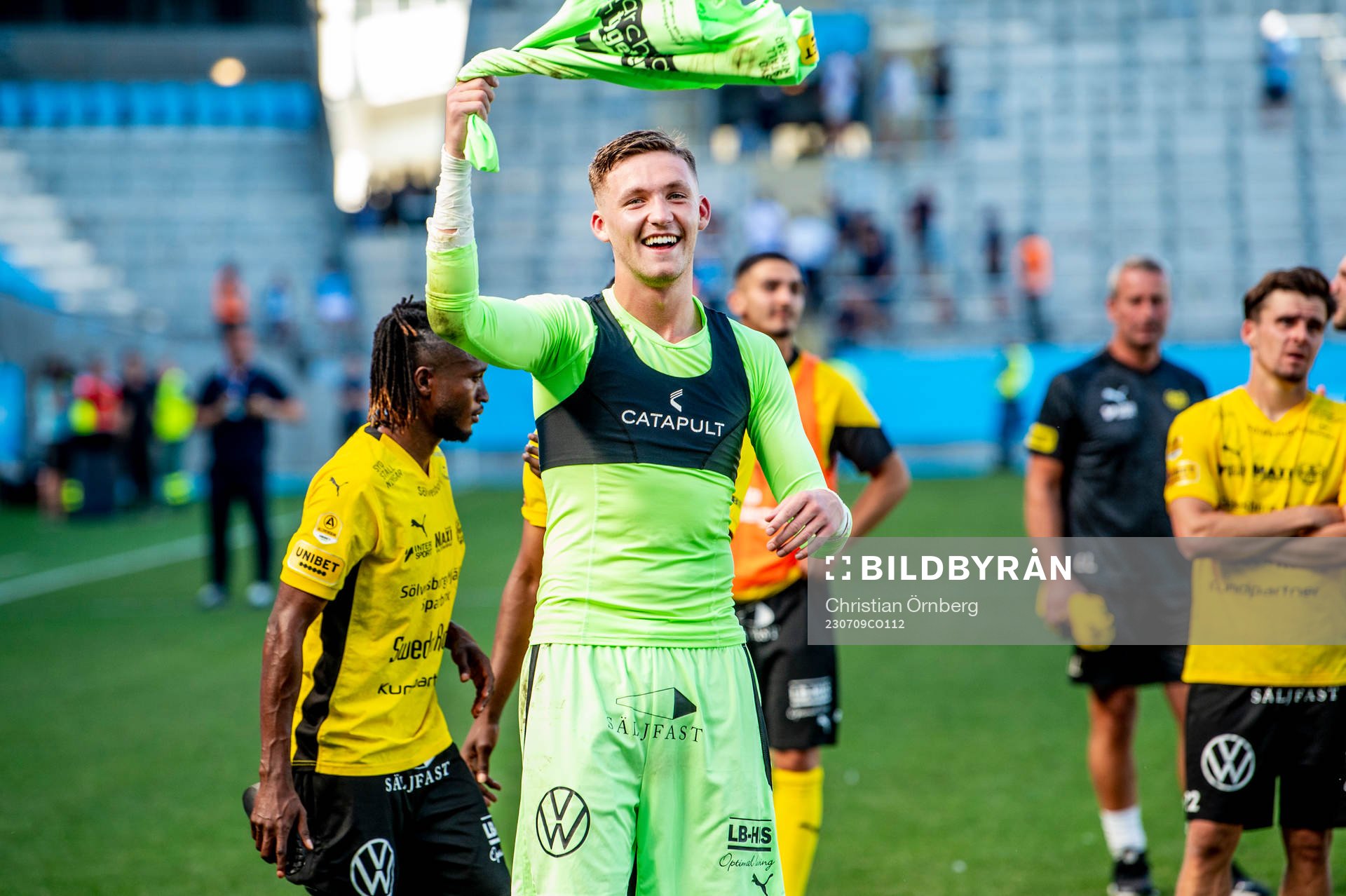 Mjällbys målvakt Noel Törnqvist jublar