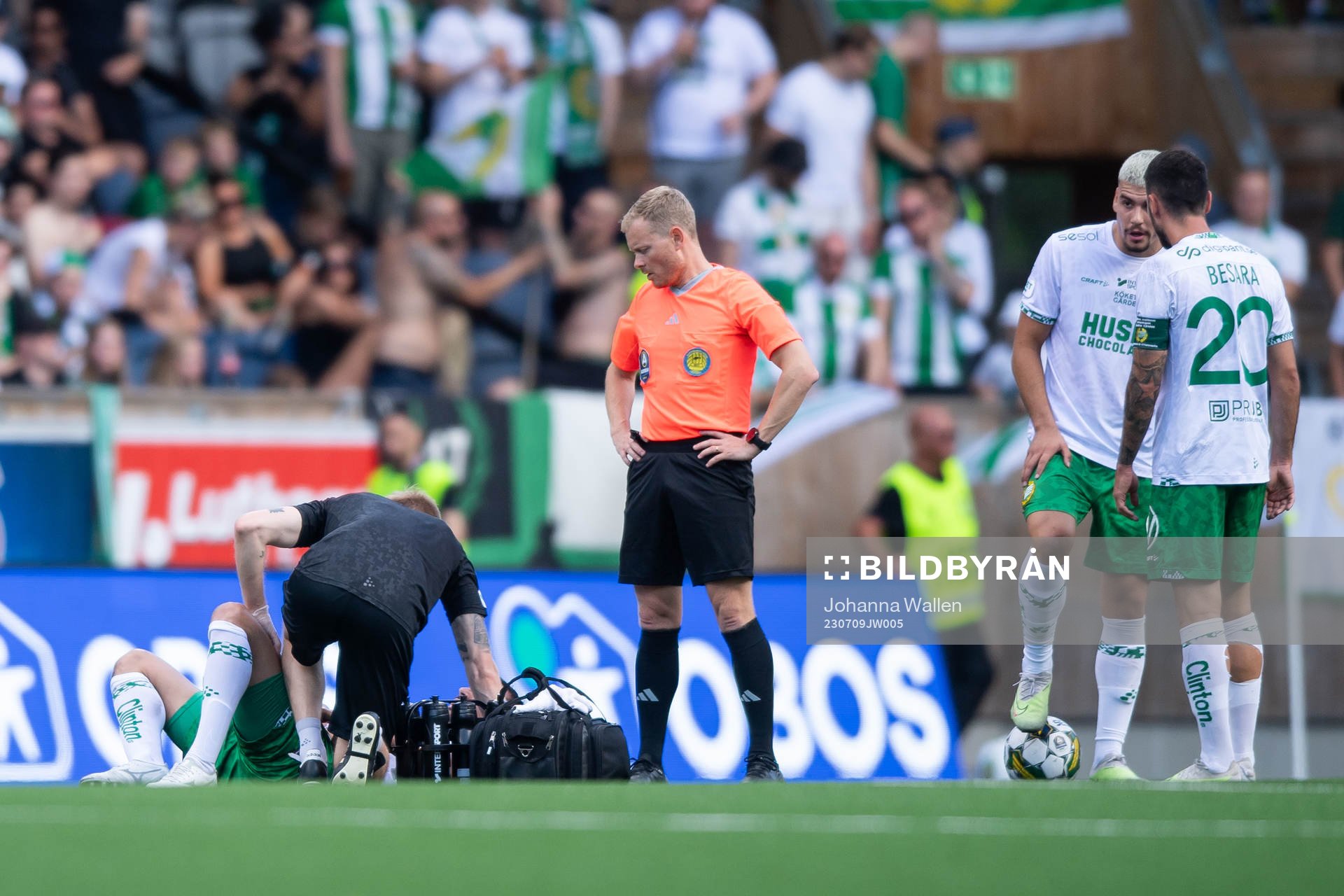 Hammarbys Loret Sadiku har ont och får vård under fotbollsmatchen i Allsvenskan mellan Sirius och Hammarby den 9 juli 2023 i Uppsala. 