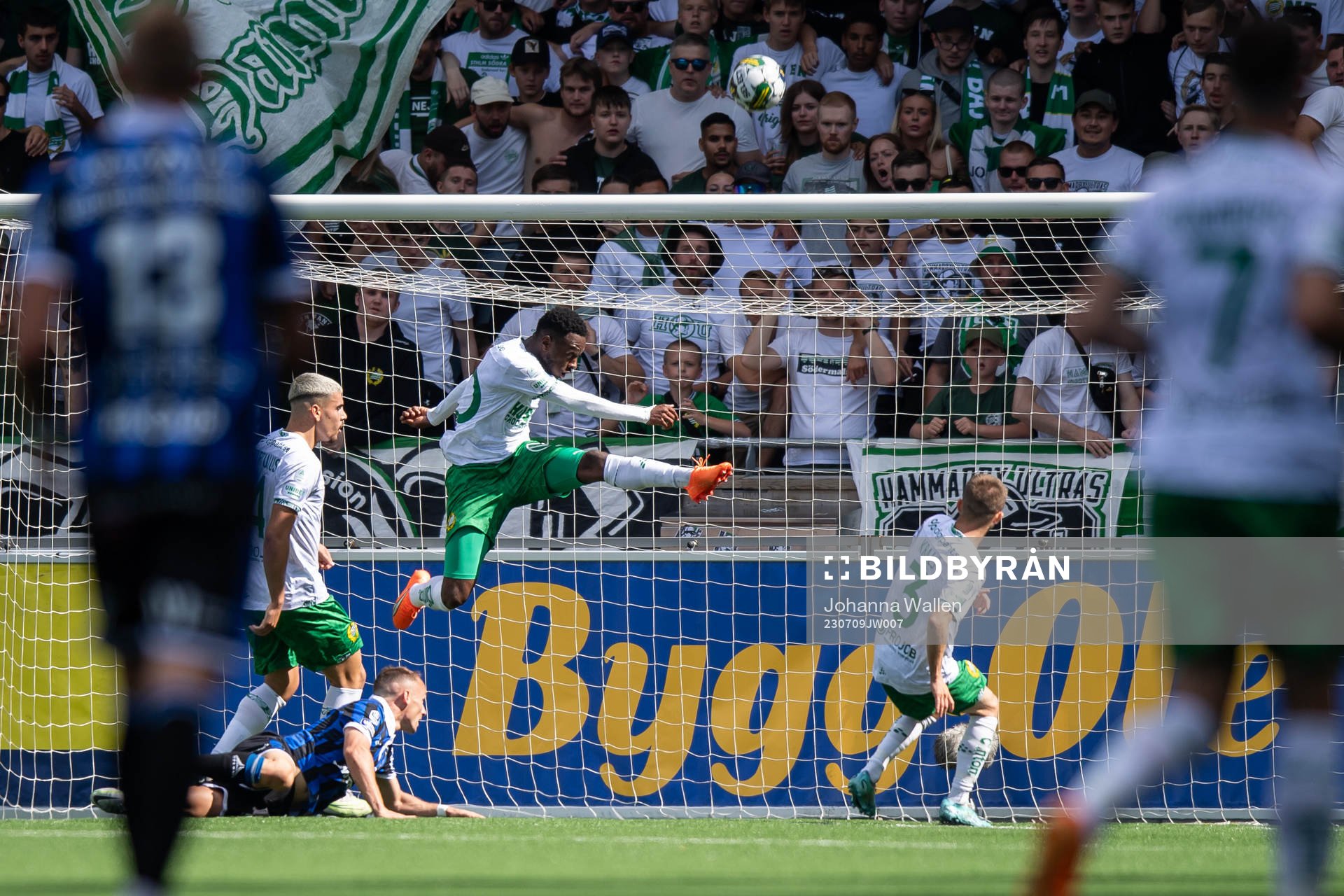 Hammarbys Shaquille Pinas räddar ett skott