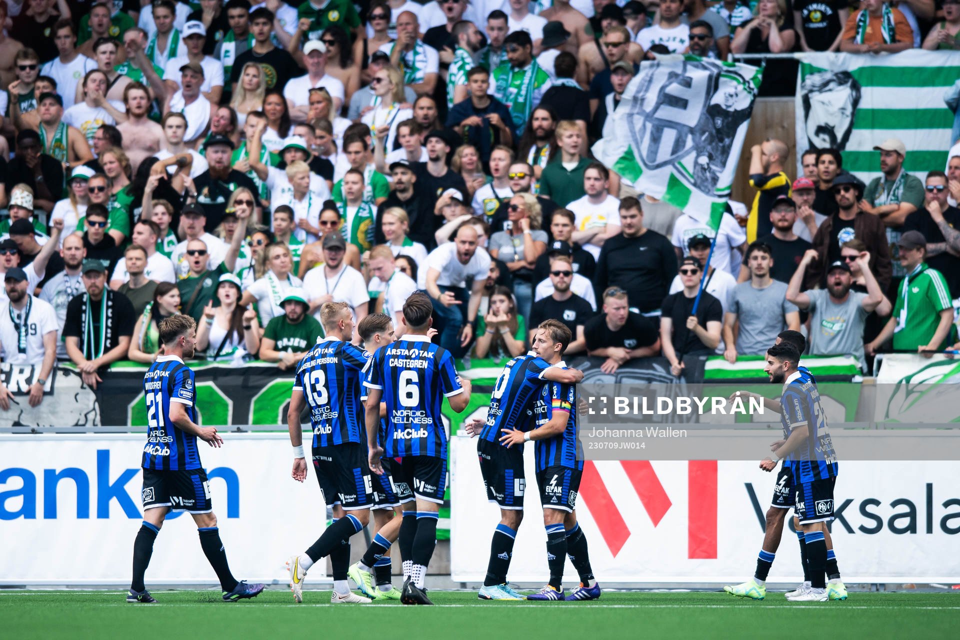 Sirius spelare jublar efter 1-1 under fotbollsmatchen i Allsvenskan mellan Sirius och Hammarby den 9 juli 2023 i Uppsala. 