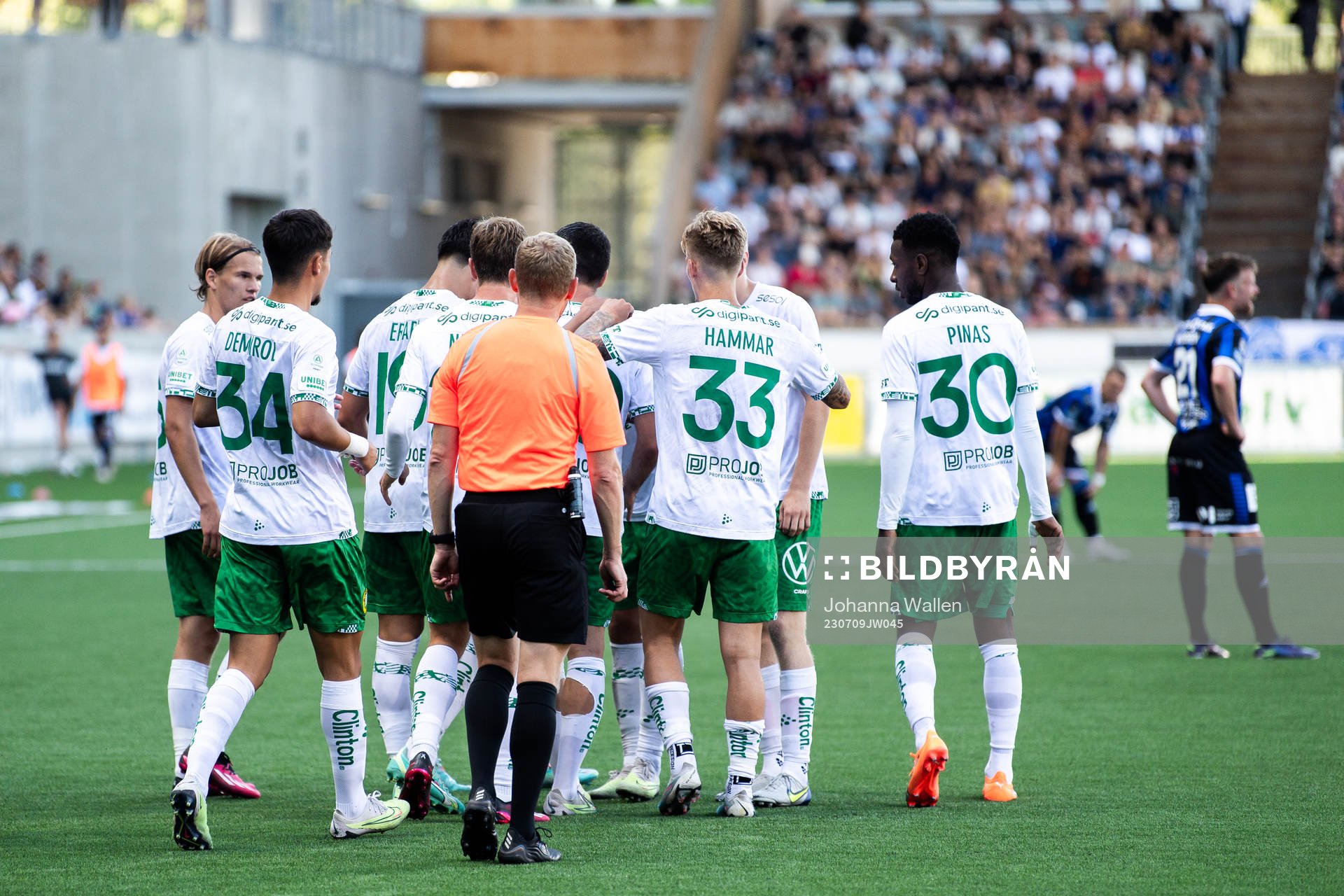 Hammarbys spelare jublar efter 1-2 under fotbollsmatchen i Allsvenskan mellan Sirius och Hammarby den 9 juli 2023 i Uppsala. 