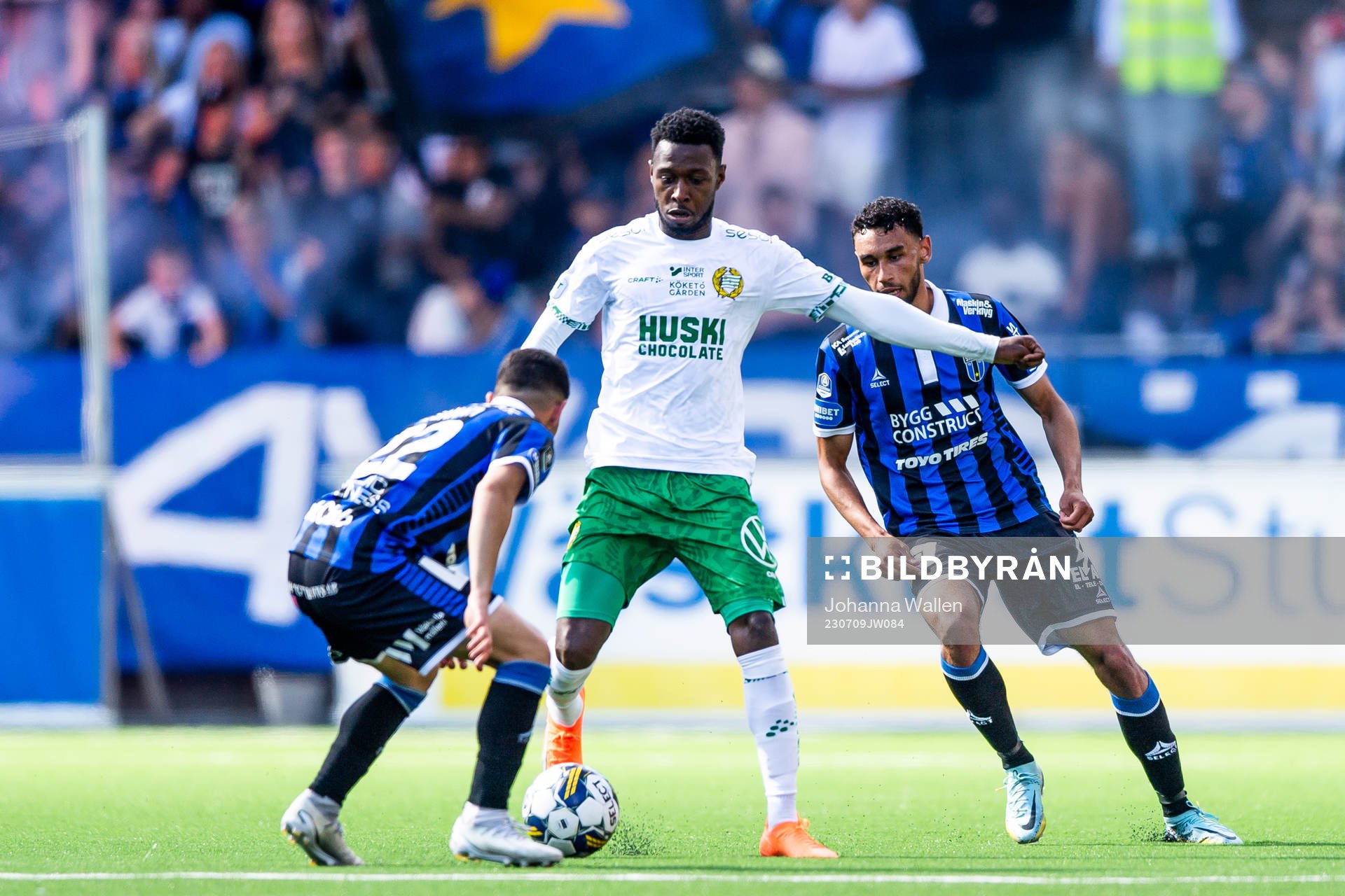 Sirius André Alsanati och Joakim Persson mot Hammarbys Shaquille Pinas under fotbollsmatchen i Allsvenskan mellan Sirius och Hammarby den 9 juli 2023 i Uppsala.