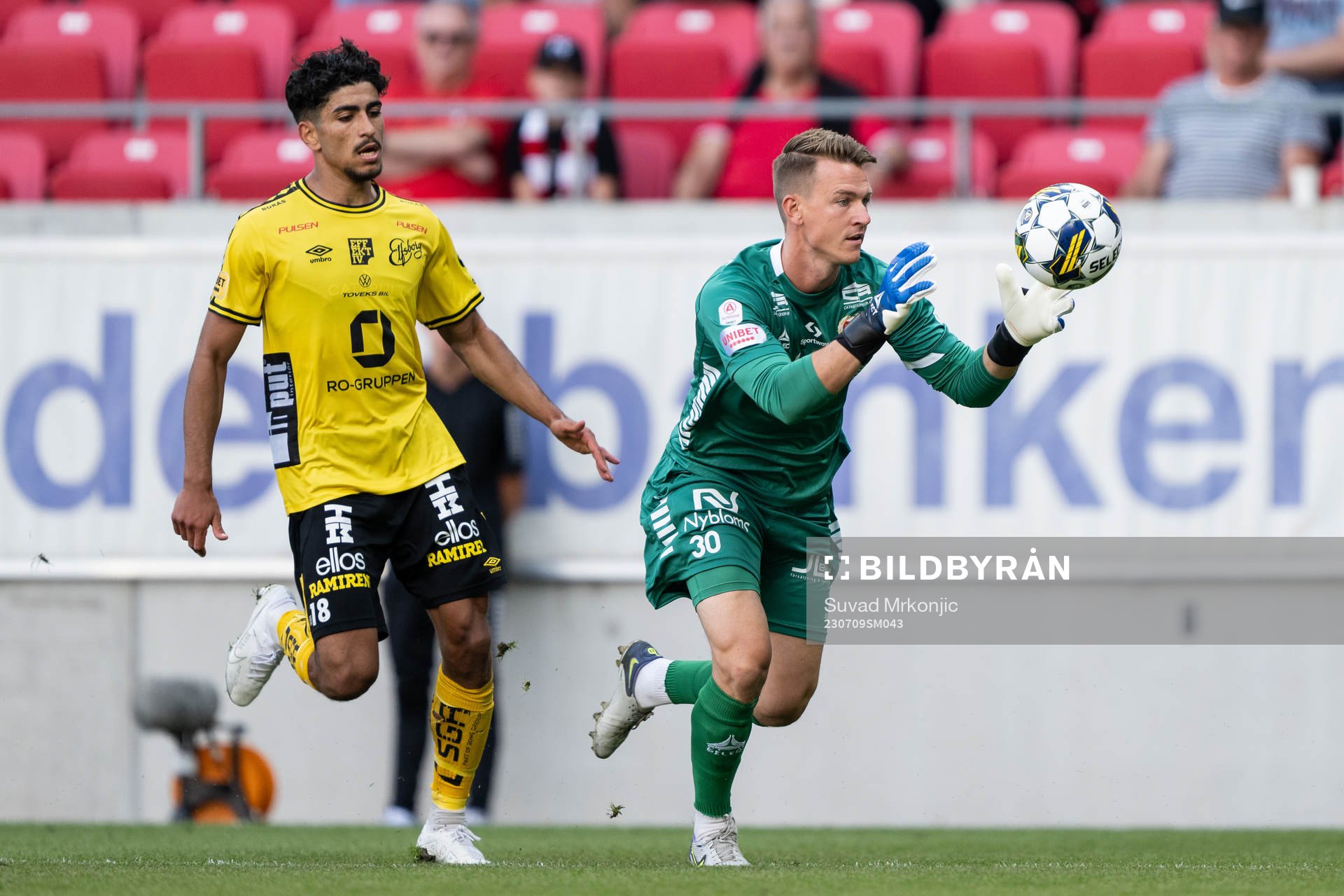 Elfsborgs Ahmed Qasem och Kalmars målvakt Jakob Kindberg