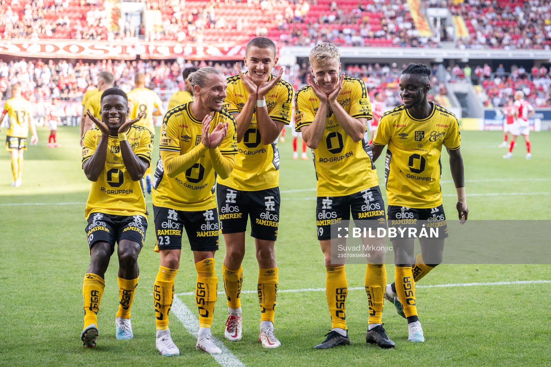 Elfsborgs Jeppe Møldrup Okkels jublar med lagkamrater