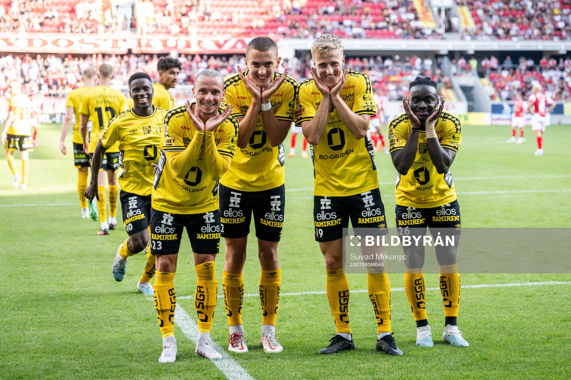 Elfsborgs Jeppe Møldrup Okkels jublar med lagkamrater