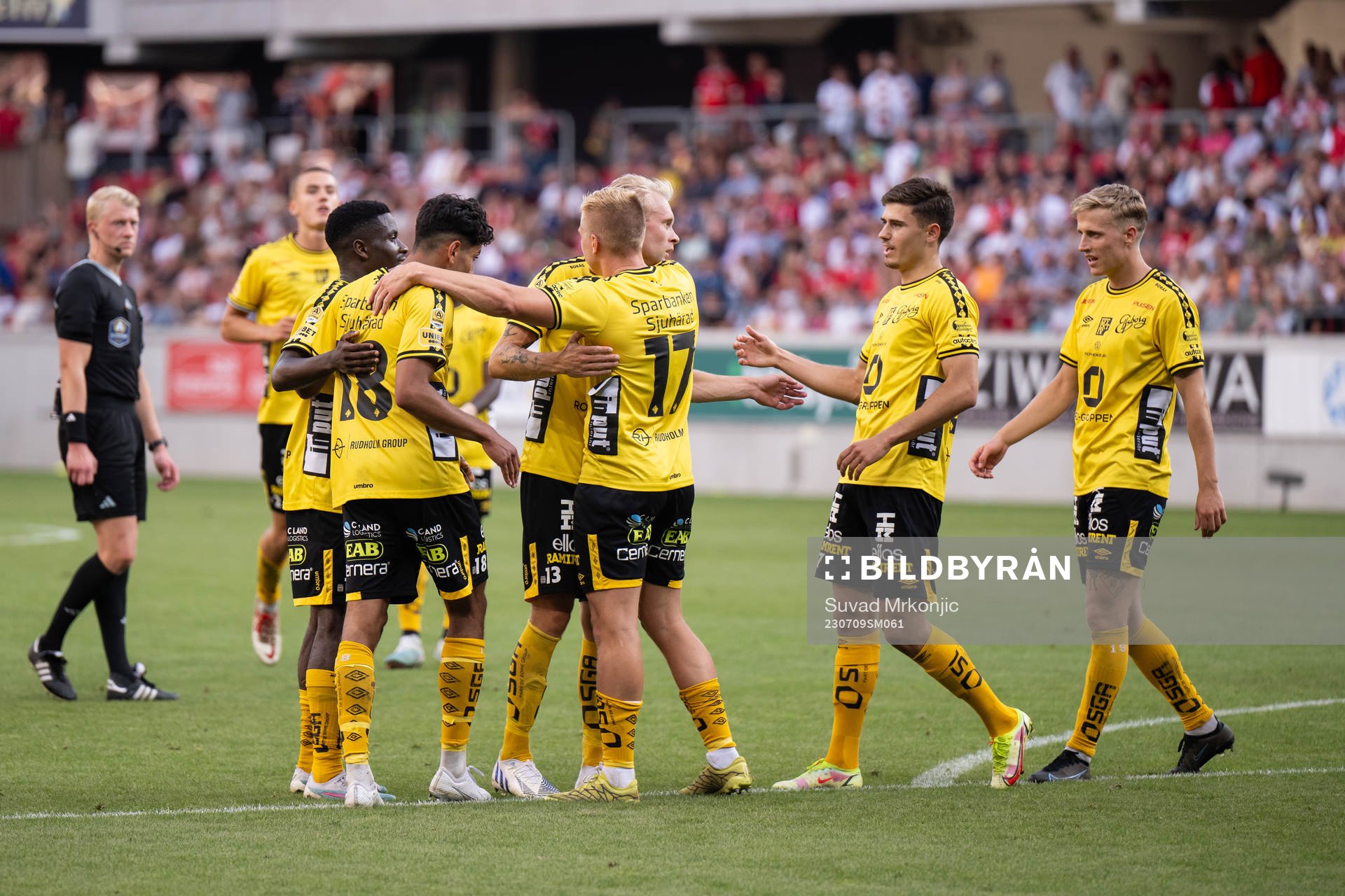 Elfsborgs Johan Larsson jublar med lagkamrater