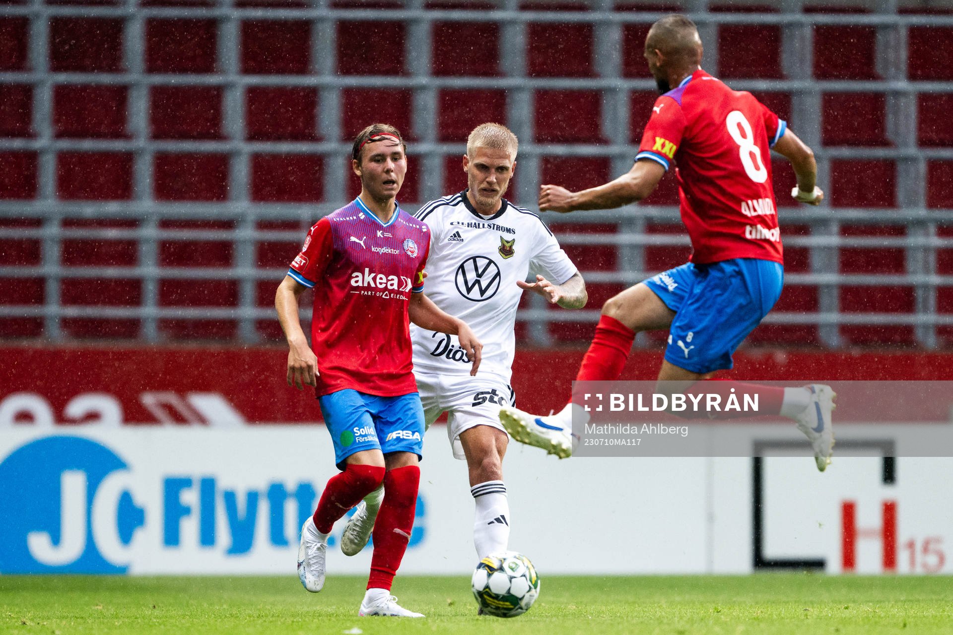 Helsingborgs Simon Bengtsson och Sumar Almadjed mot Östersunds Andre Österholm under fotbollsmatchen i Superettan mellan Helsingborg och Östersund den 10 juli 2023 i Helsingborg.