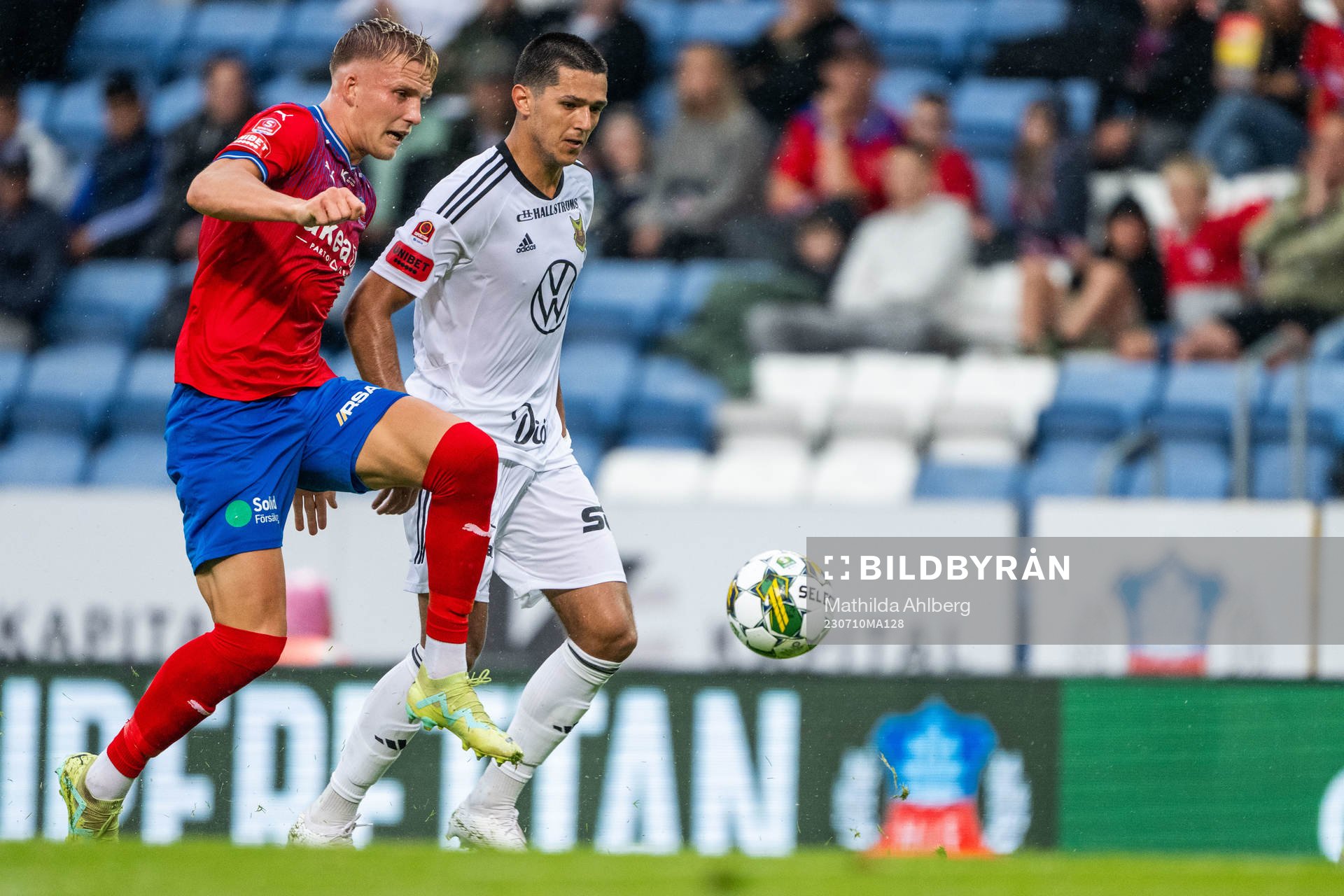 Helsingborgs Casper Widell och Östersunds Sadmir Zekovic under fotbollsmatchen i Superettan mellan Helsingborg och Östersund den 10 juli 2023 i Helsingborg.