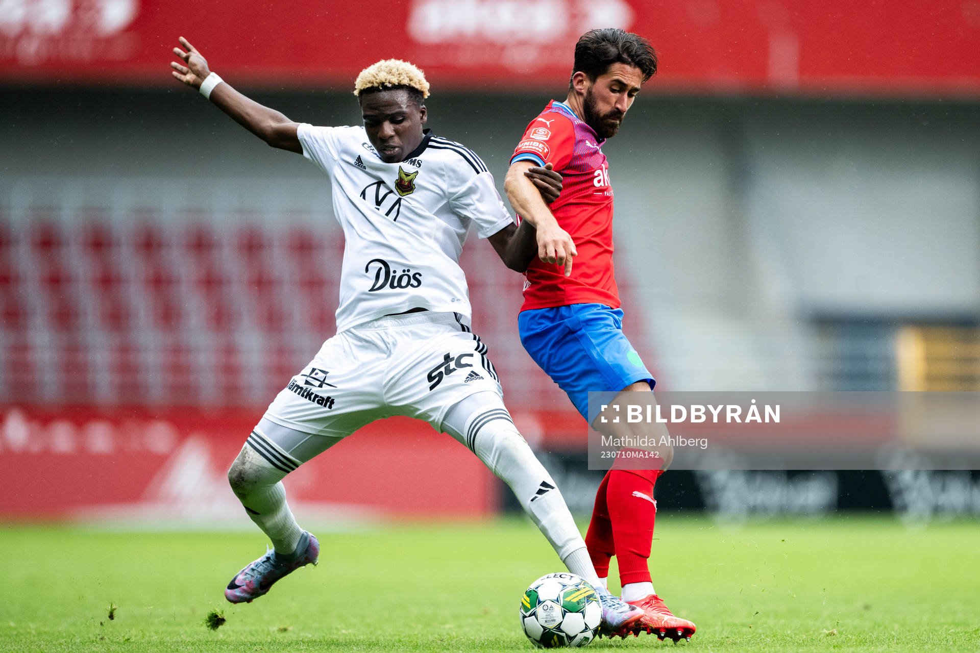 Östersunds Calvin Kabuye och Helsingborgs Frederik Holst